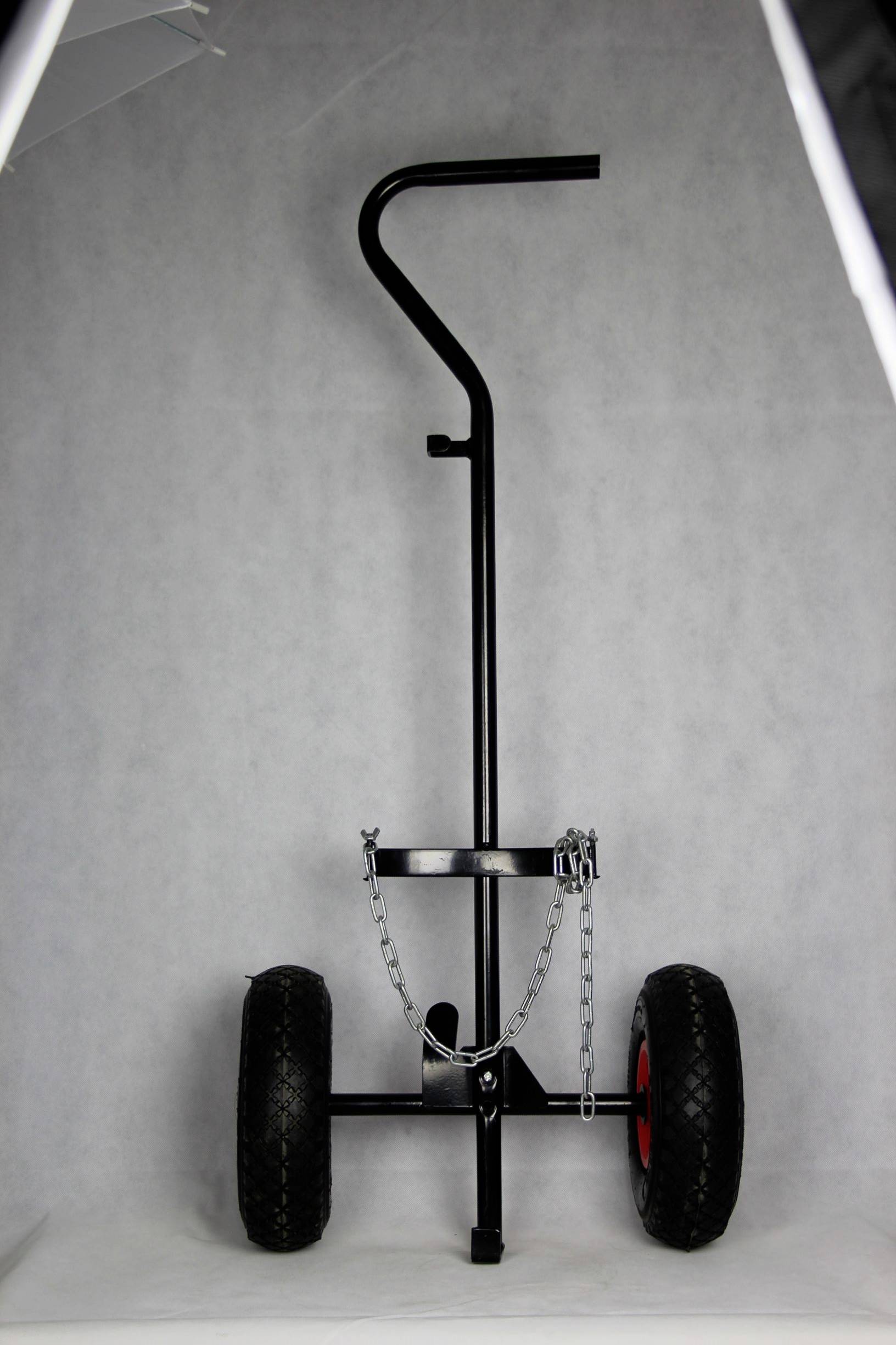 Tohjulet håndvogn med sort metalramme, håndtag og kæder, egnet til transport af tunge læs.