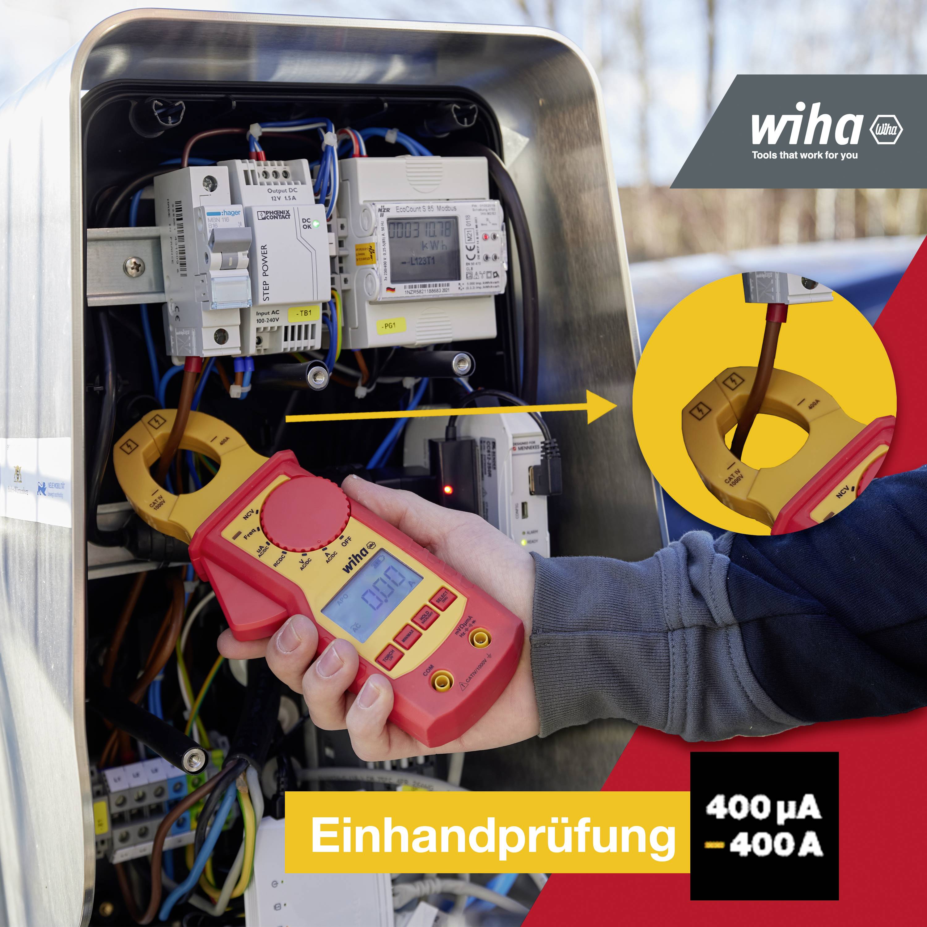 En hånd holder et tangsmultimeter foran en åben sikringsboks. Teksten fremhæver 'Enhandsbetjening' og '400 µA - 400 A' som funktioner.