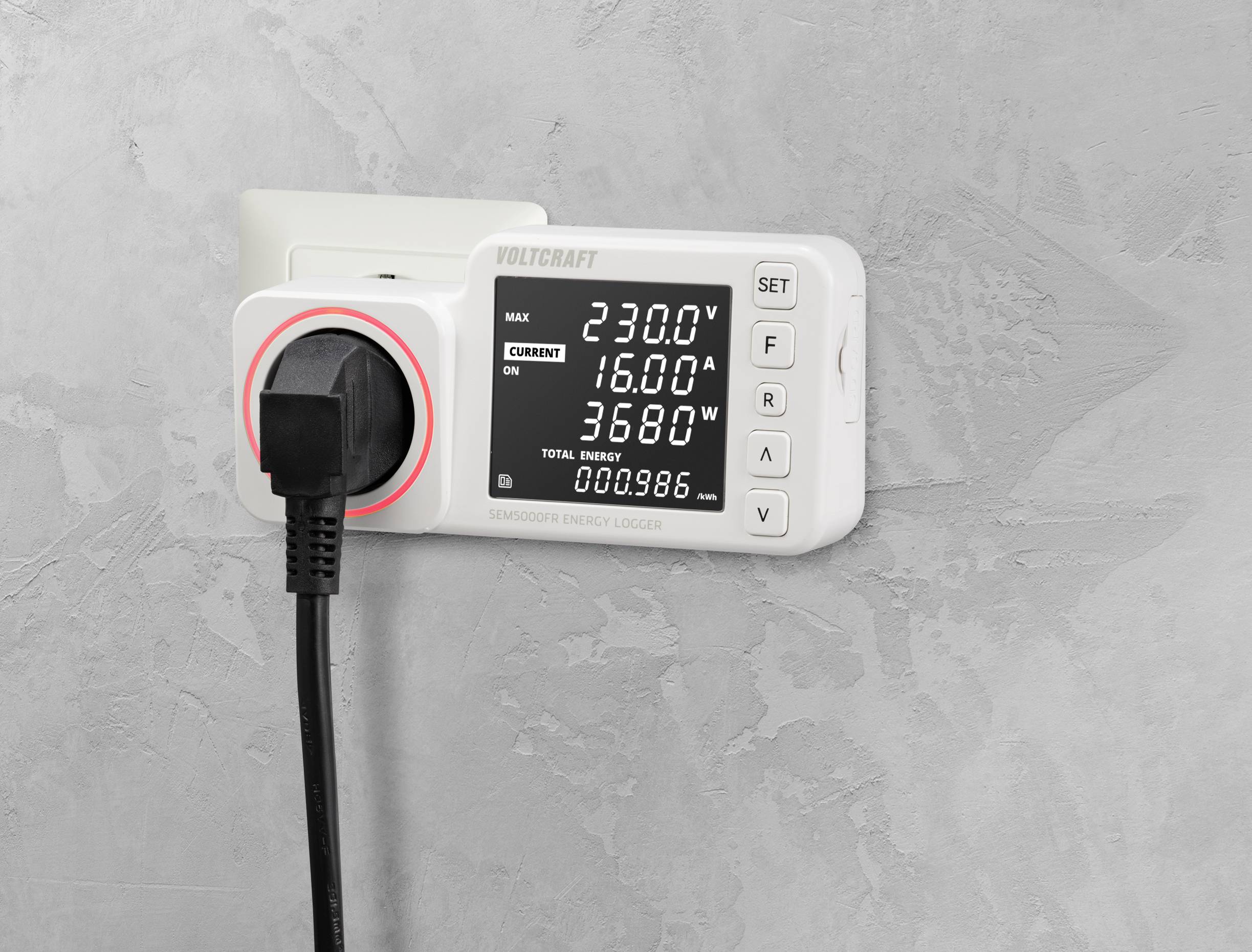 Et energimålingsapparat viser en spænding på 230,0 V, en strøm på 16,00 A og en effekt på 3680 W. Et stik er tilsluttet.