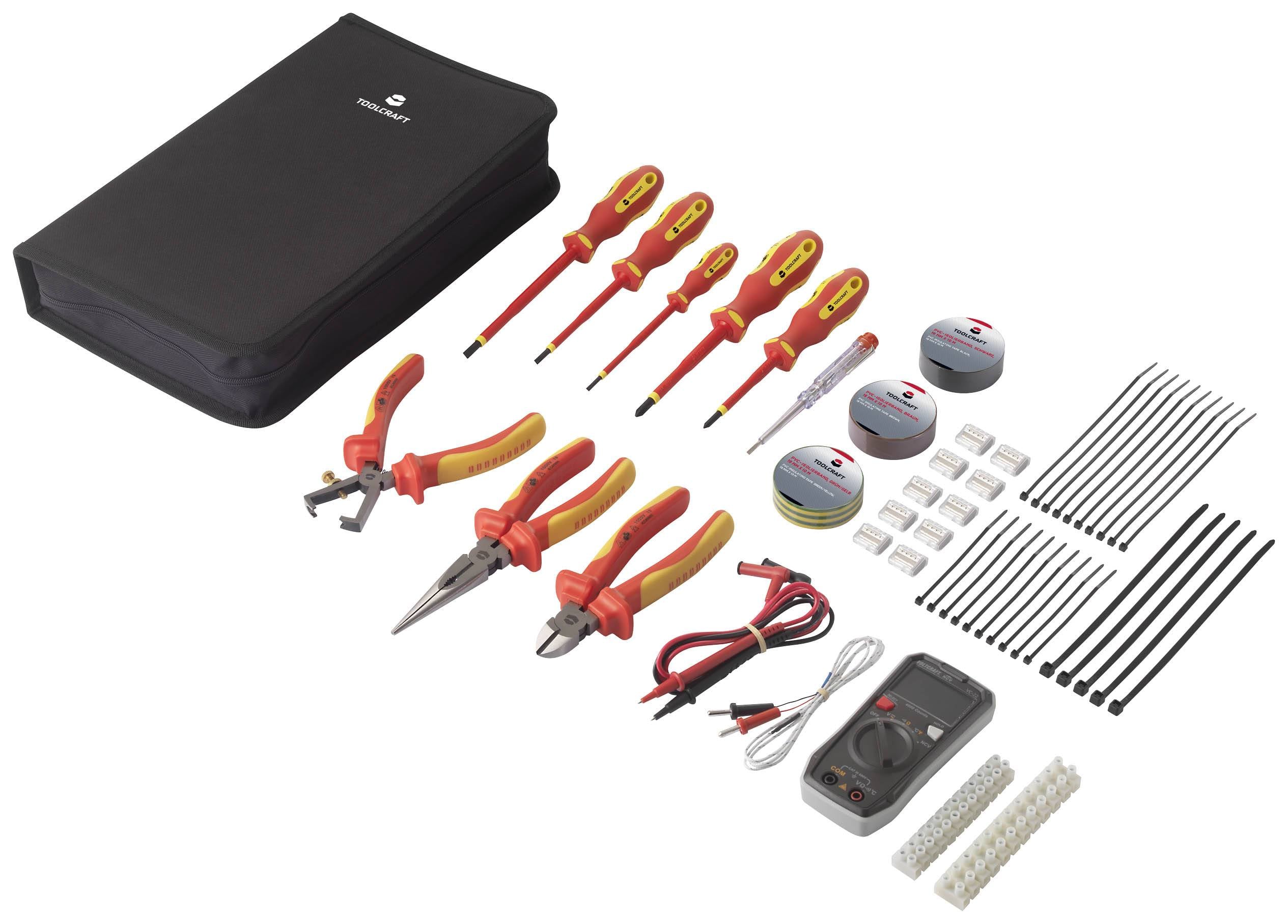 Et elektriker-værktøjssæt med skruetrækkere, tænger, et multimeter og kabelstrips, placeret ved siden af en sort taske.