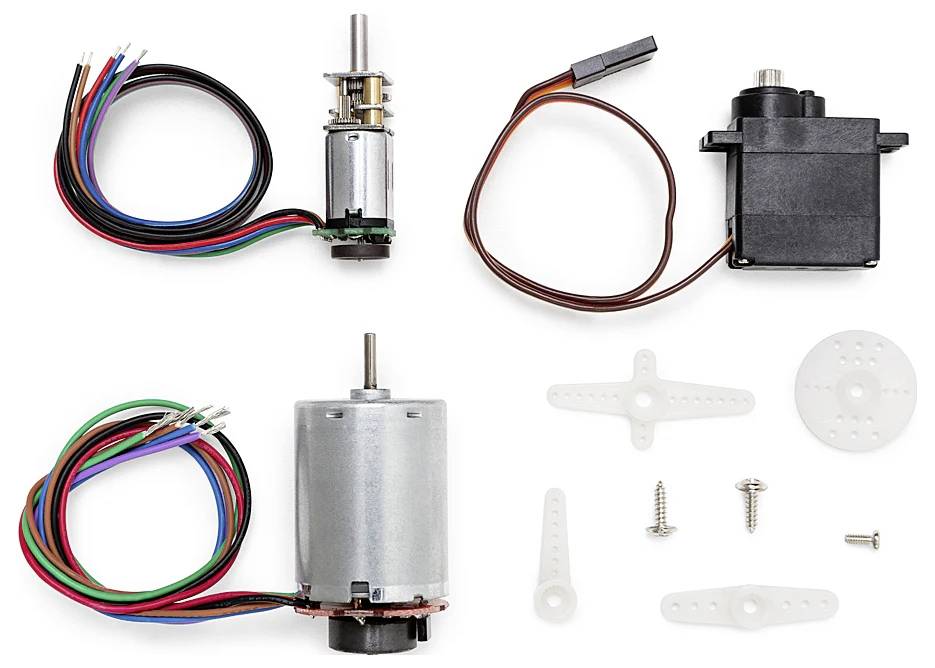 'Billede af forskellige elektroniske komponenter inklusive to motorer med ledninger, en servomotor og små plastik- og metaludstyr.'