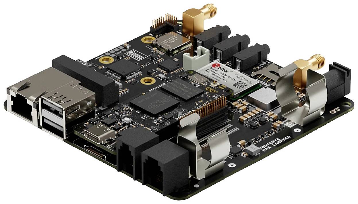 Et elektronisk kredsløb med forskellige porte og tilslutninger, herunder USB, Ethernet, HDMI og mekaniske komponenter.