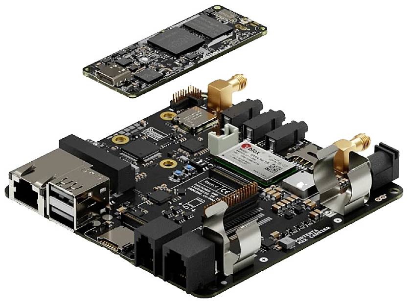 Et mikrocontroller-board med flere USB-porte, Ethernet-forbindelser og et påsat modul. Det viser komplekse kredsløb.