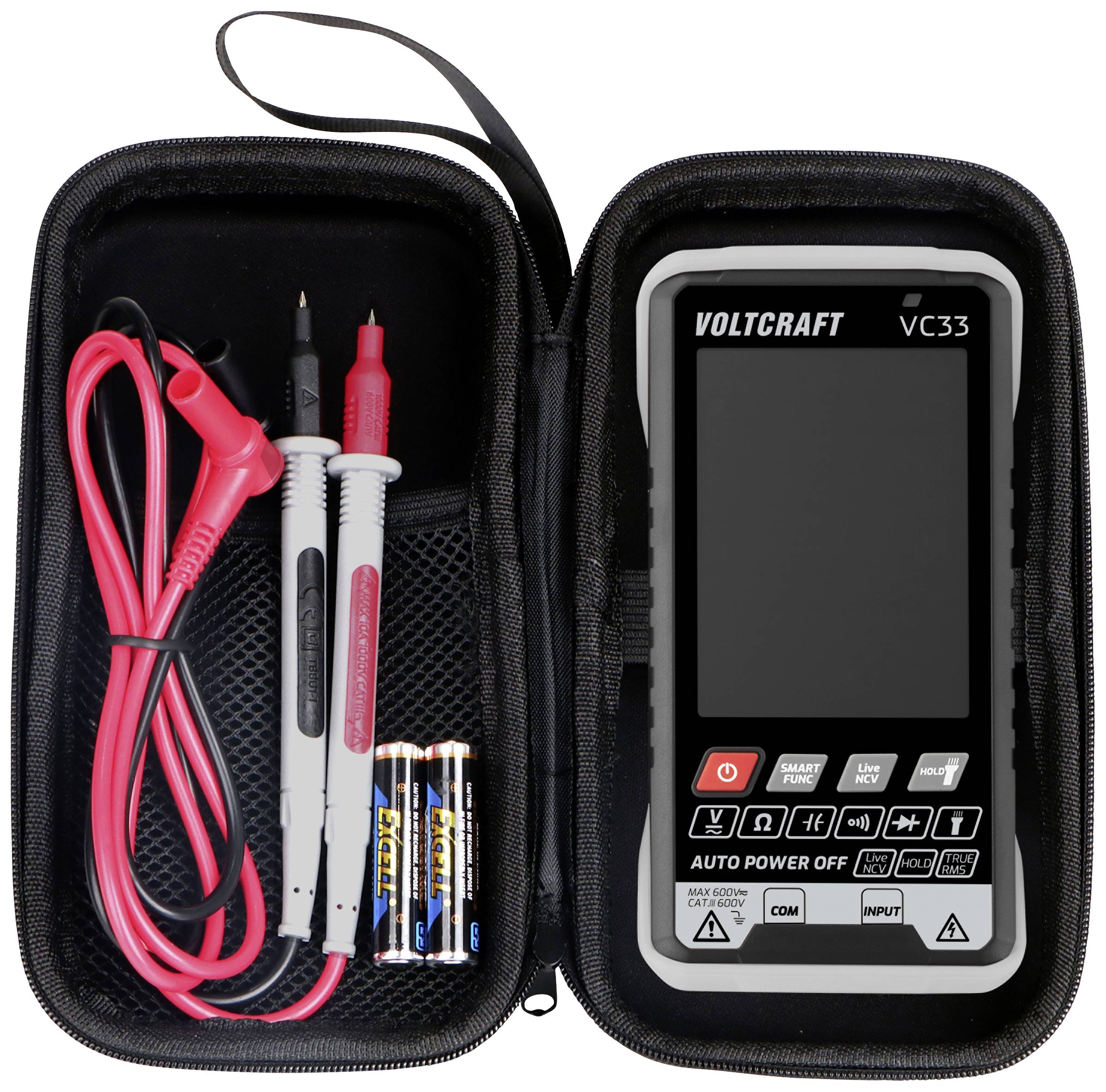 Et digitalt multimeter Voltcraft VC33 i en åben transporttaske med målekabler og to AA-batterier.