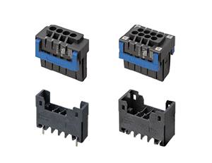 Fire elektroniske stikforbindere, parvist arrangeret. Øverste række: Fulde komponenter. Nederste række: Huse uden øverste afdækning.