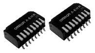 To sorte elektroniske chips med hvide ben, hvorpå der står 'Omron A6HR', ligger ved siden af hinanden.