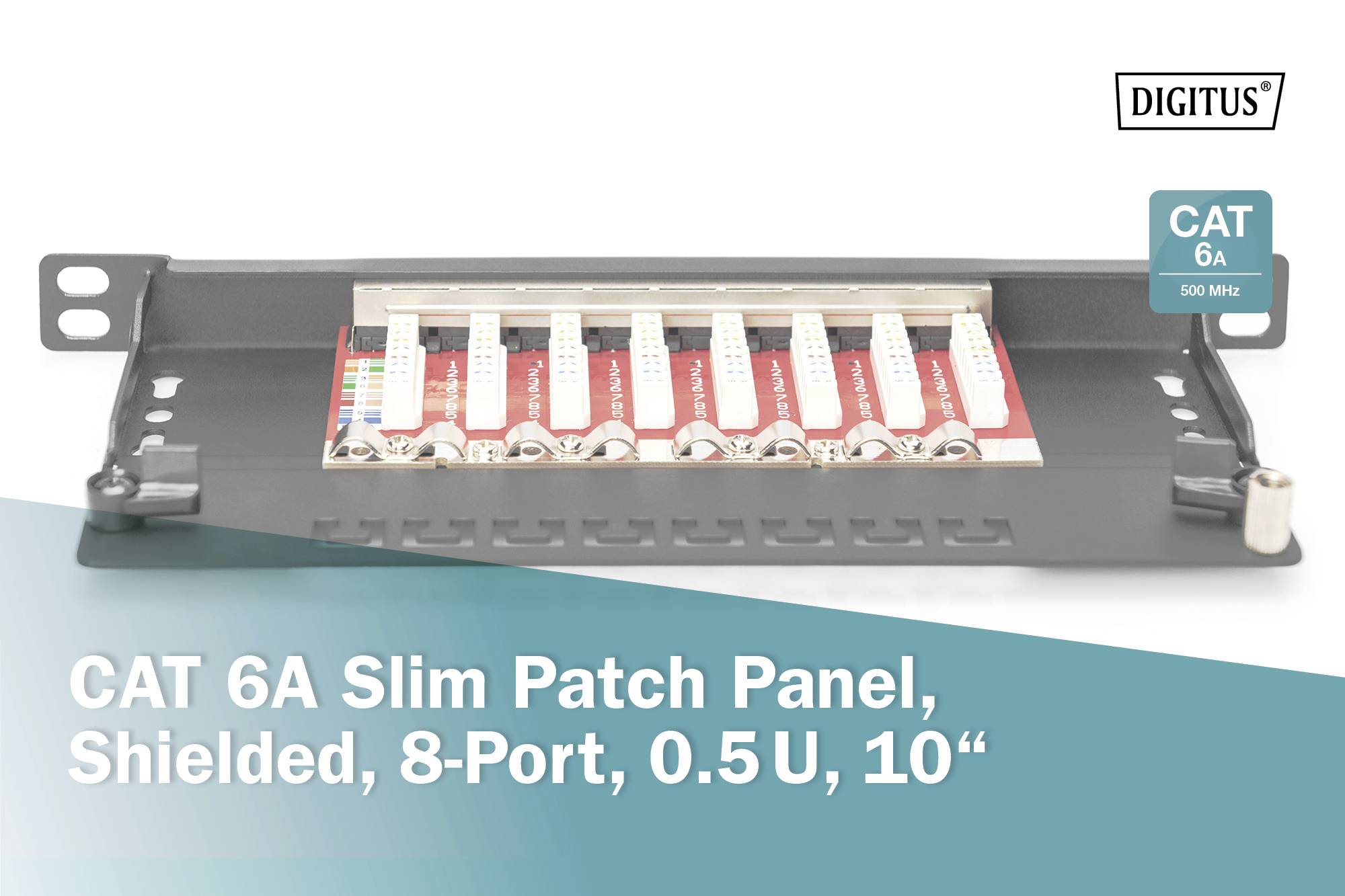 En CAT 6A Slim Patchpanel, afskærmet, 8-ports, 0,5U, 10" står foran et patchpanel med otte tilslutninger, øverst til højre er påskrevet 'CAT 6A 500 MHz'.