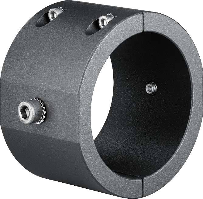 En cylindrisk metaldel med indvendigt gevind og skruehuller, muligvis et forbindelseselement eller en adapter.
