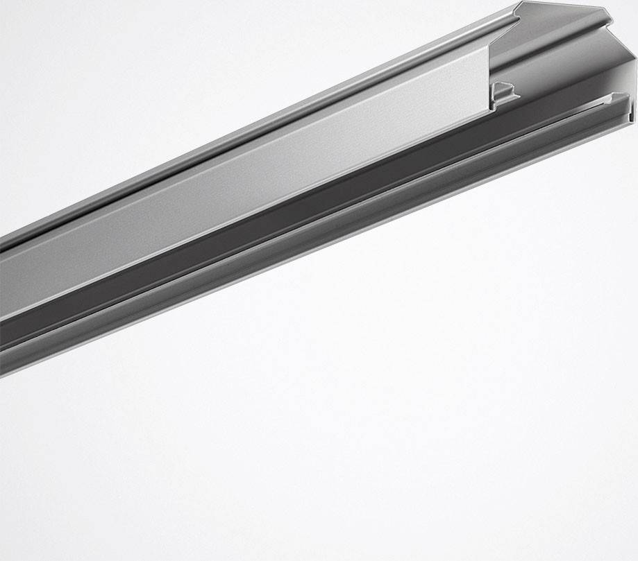 Et sølvfarvet aluminiumsprofil i L-form, som løber diagonalt fra øverst højre til nederst venstre foran en lysegrå baggrund.