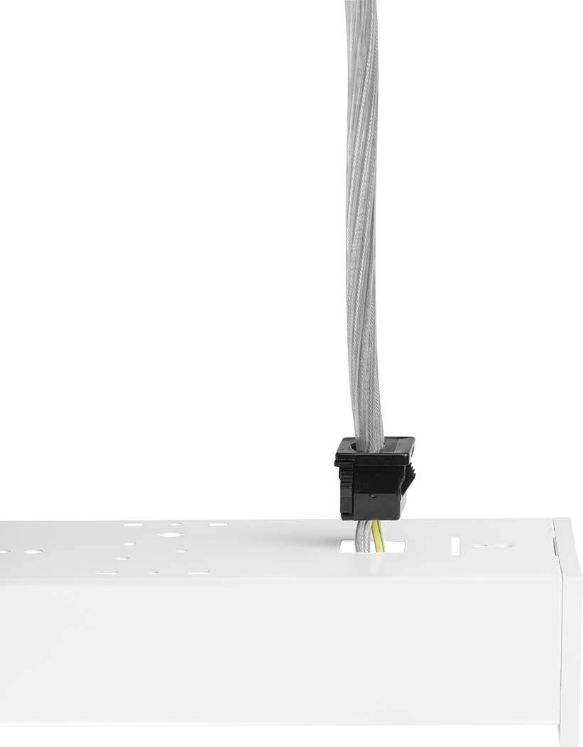 Hvid elektrisk boks med et fremstående kabel, der holdes af en sort clips, foran en hvid baggrund.
