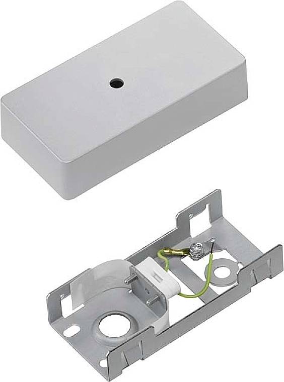 Metalkabinet med integreret sokkel til placering af elektriske komponenter, bestående af et aftagelig låg og en bundplade.