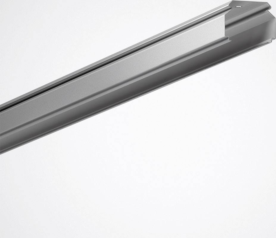 Et sølvfarvet aluminiumsprofil i U-form, let diagonalt placeret på en hvid baggrund.