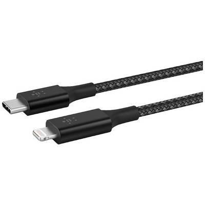 Et sort opladningskabel med USB-C- og Lightning-stik ligger side om side på en hvid baggrund.