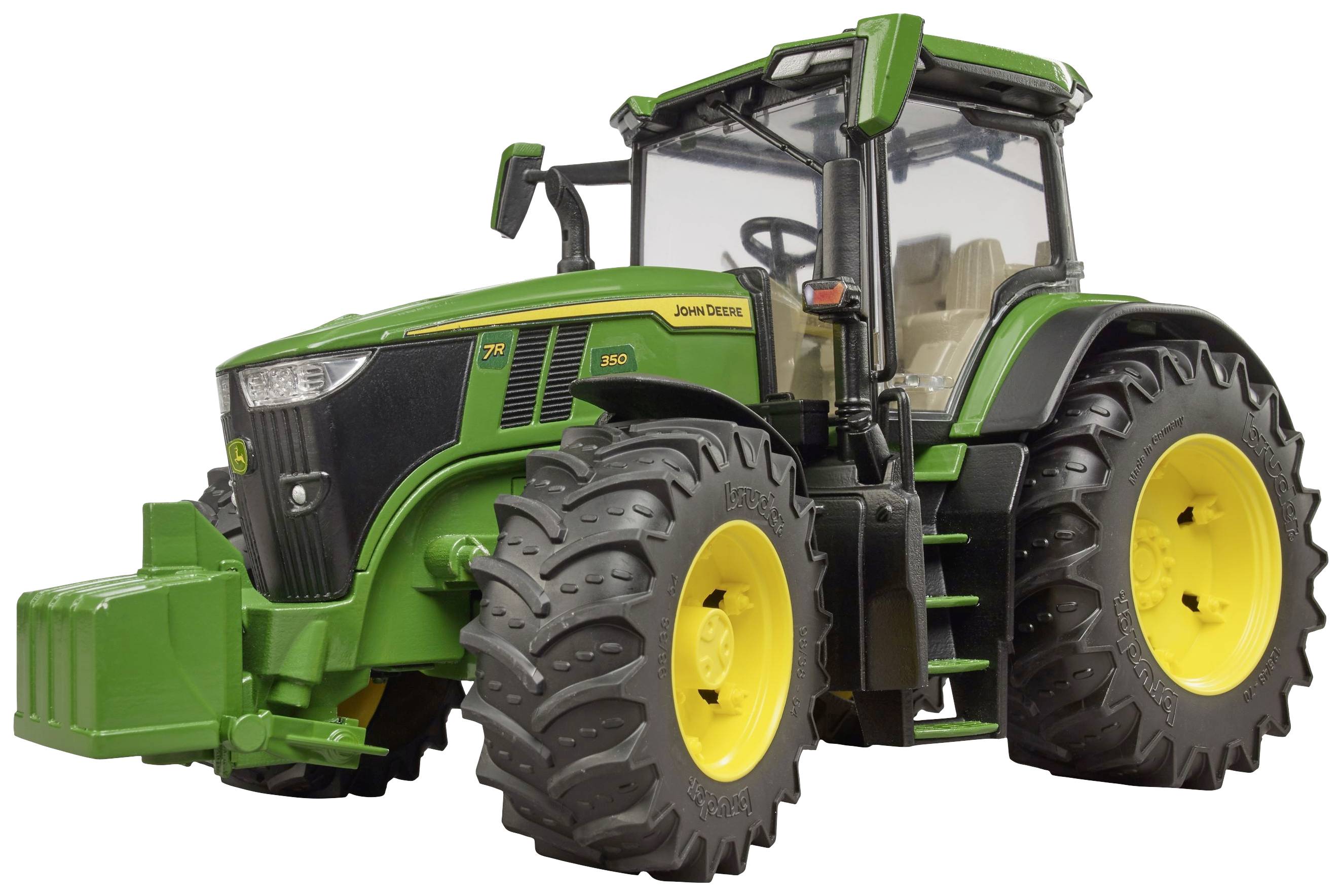 En grøn traktor med store, robuste dæk og et markant frontlod, egnet til landbrugsmæssige formål.