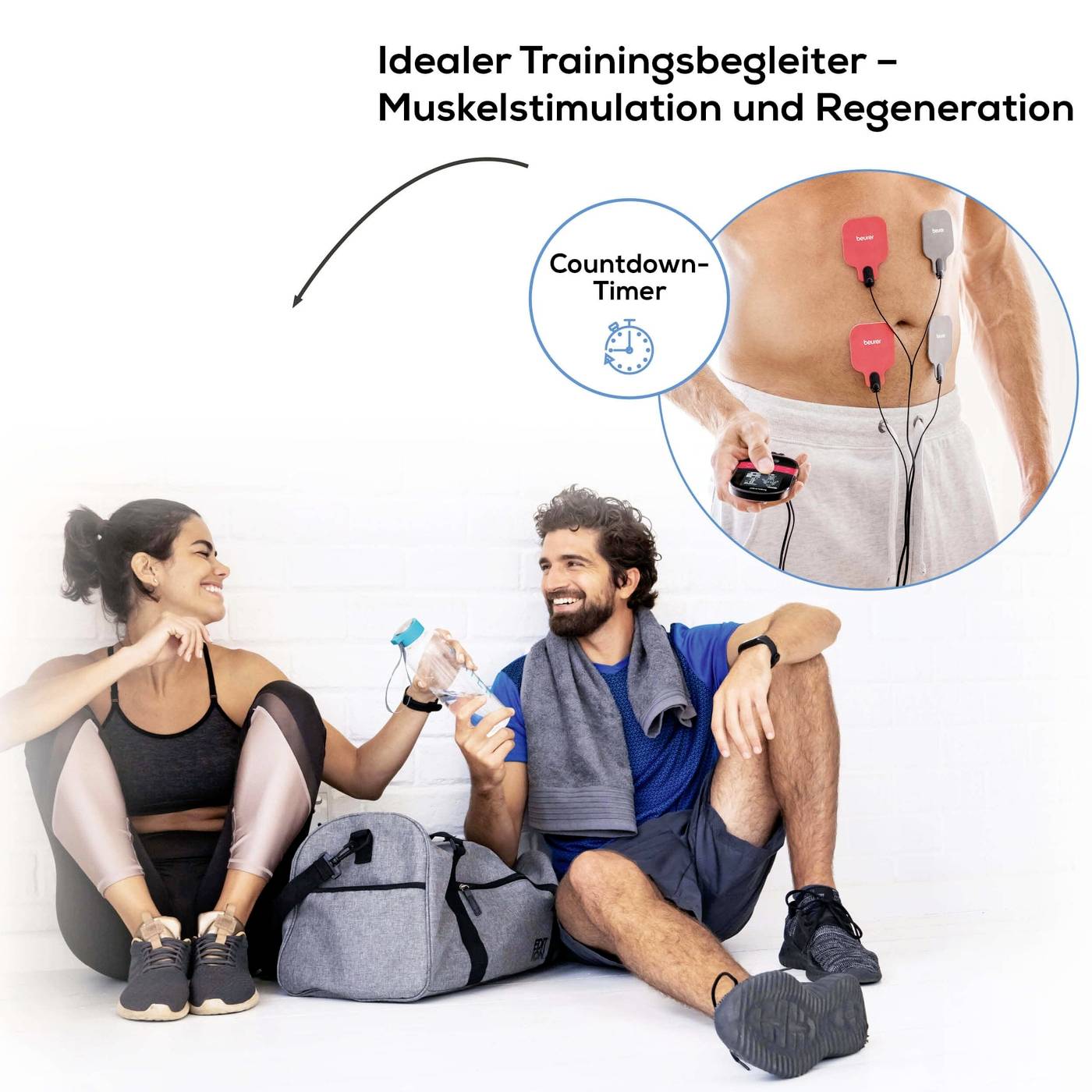 To personer slapper af efter træningen med vandflasker ved siden af sportstaske. En mand bruger et muskelstimulationsapparat på maven.