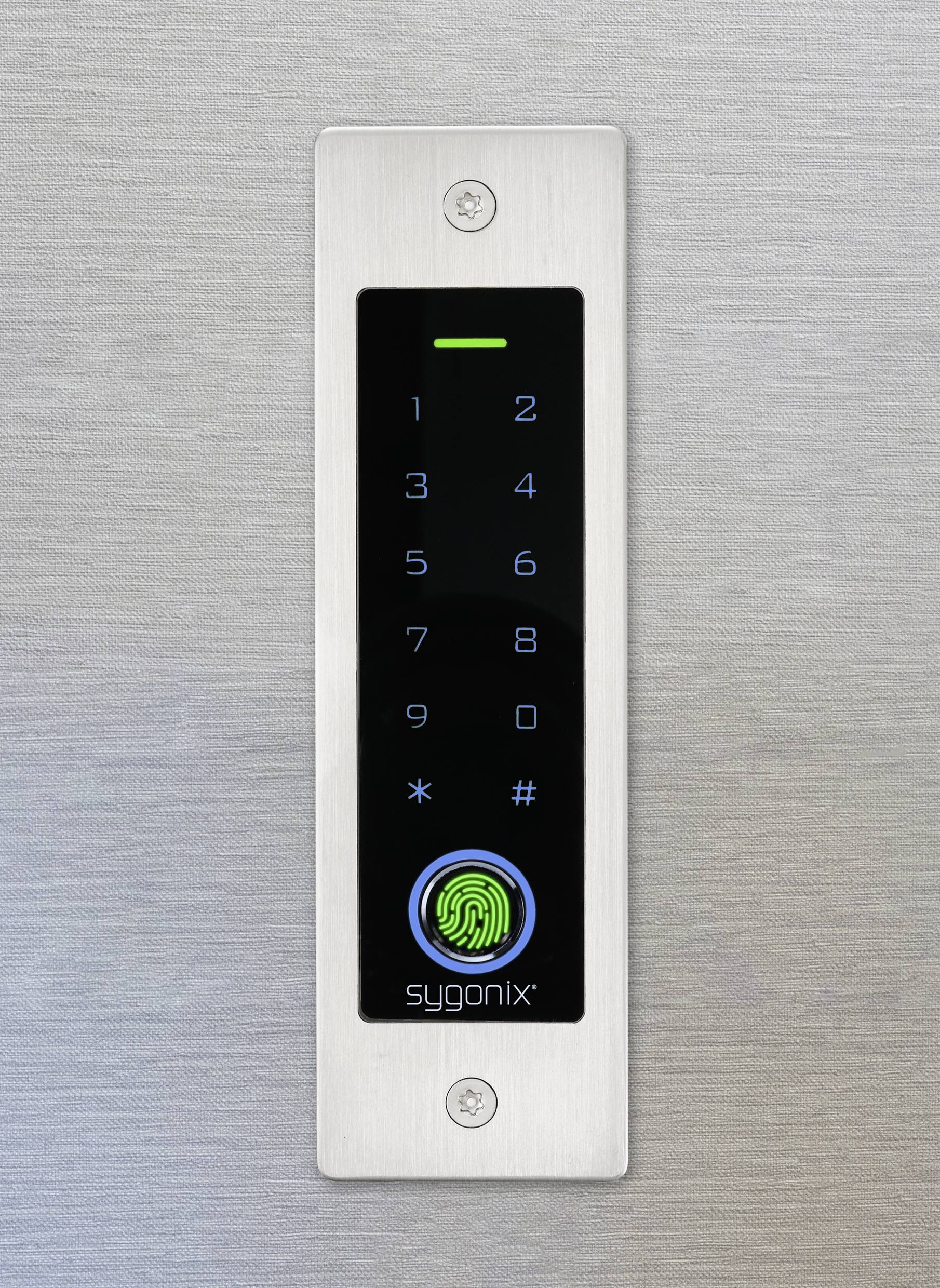 Et elektronisk dørlås med numerisk tastatur og fingeraftryksscanner, indrammet af rustfrit stål, viser mærket 'sygonix'.