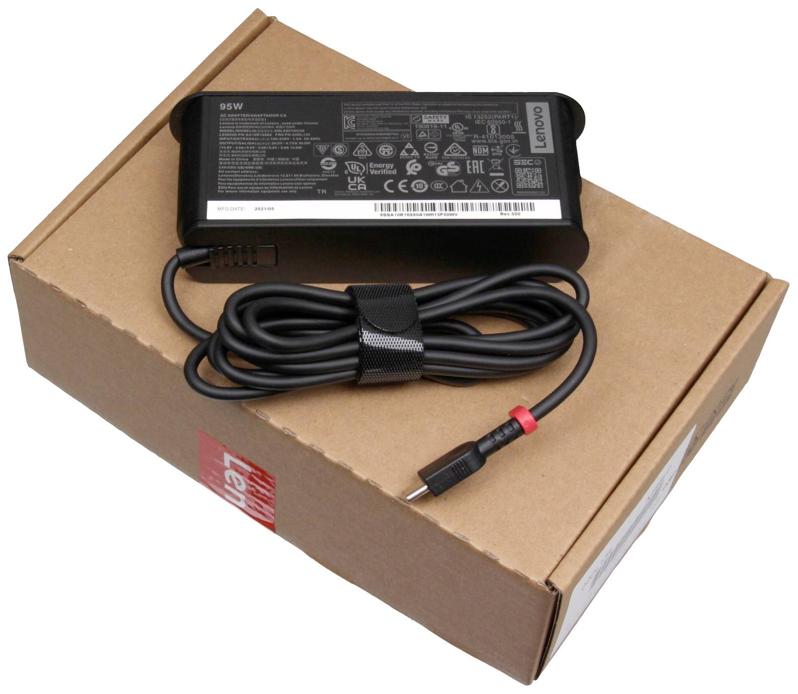 Strømforsyning med kabel på en papæske. Det drejer sig om en Lenovo-oplader.