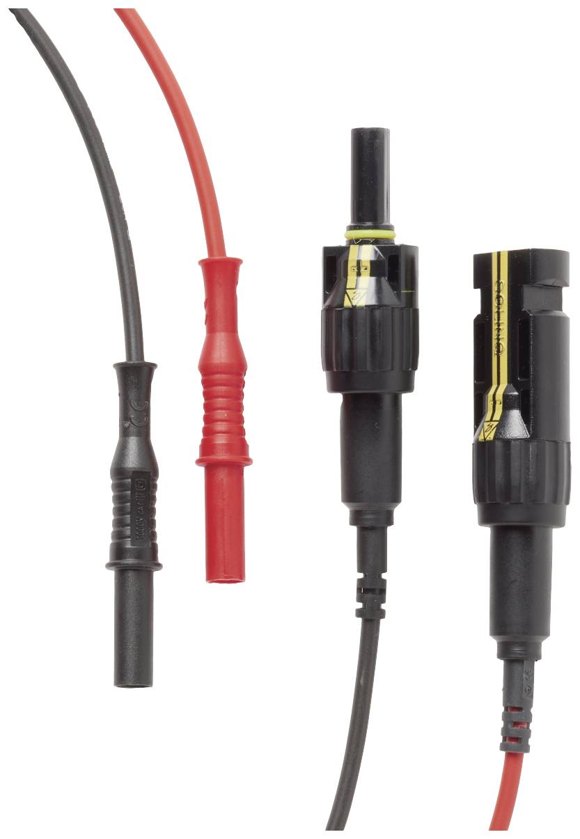 Strømkabel med sorte og røde stikforbindelser i nærbillede. Forbindelser til elektriske enheder.