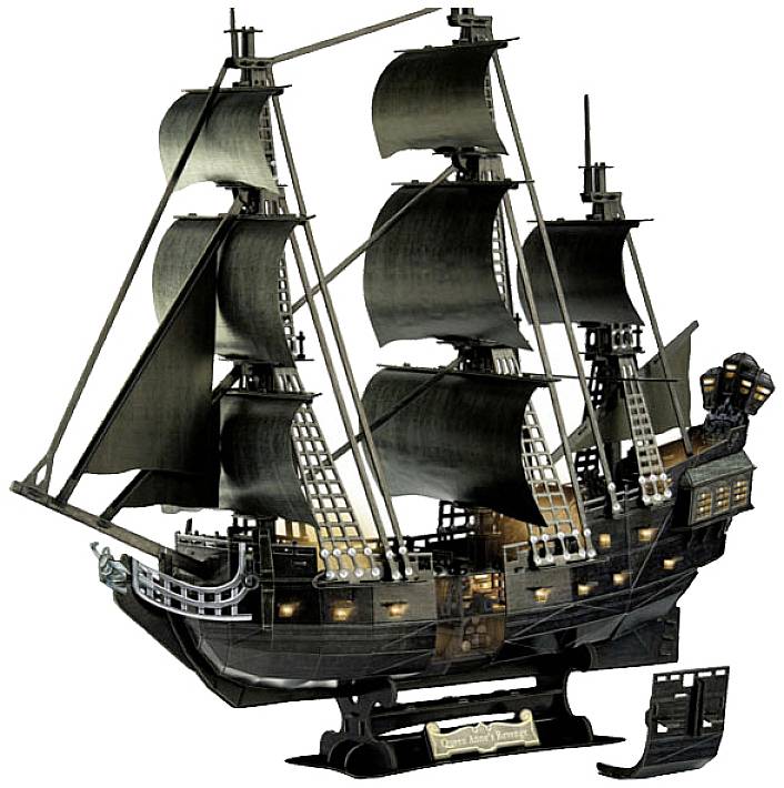 En model af et historisk sejlskib med sorte sejl. Skibet har talrige detaljer og står på en sokkel.