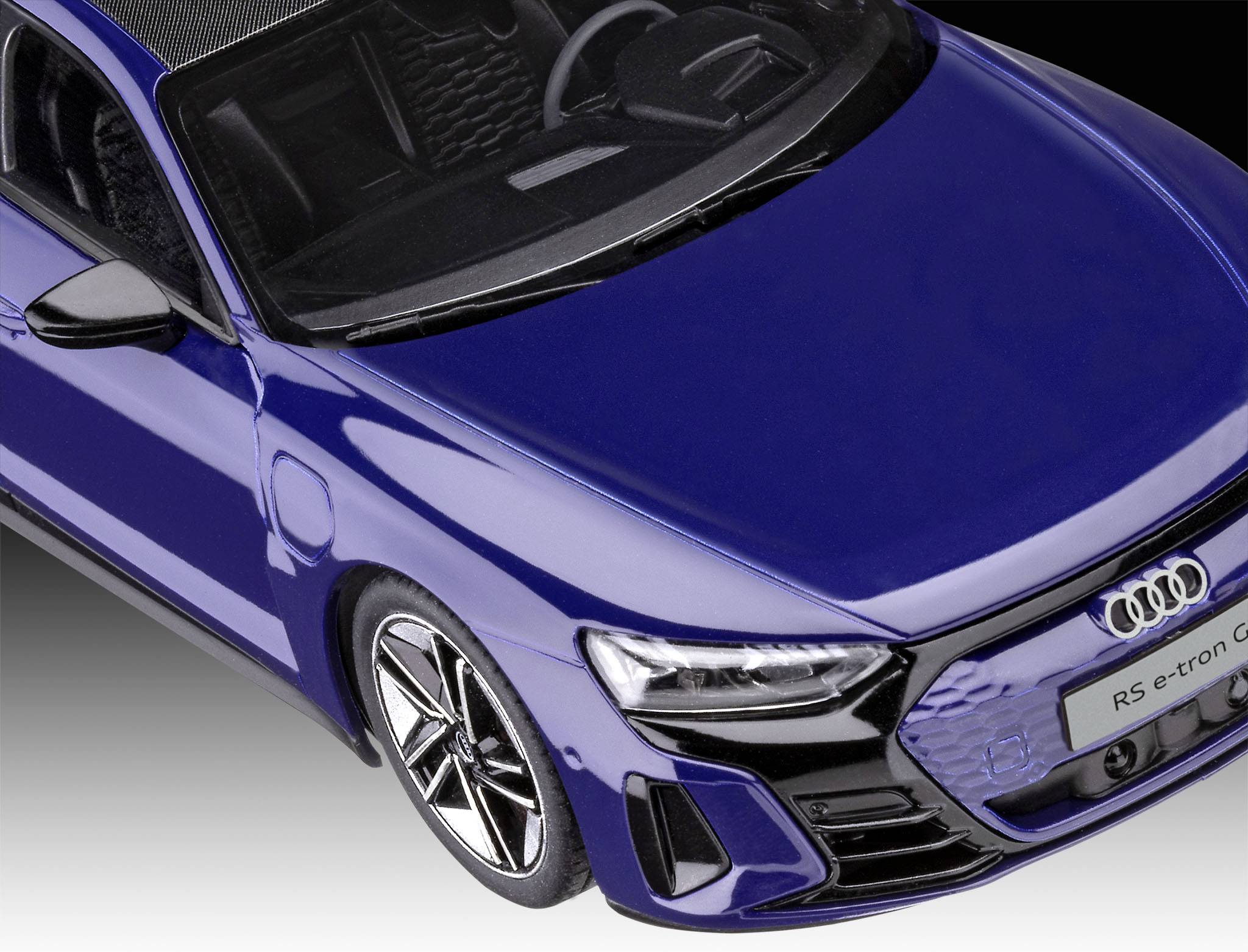 Blå bil med 'Audi' logo foran. Model: RS e-tron GT. Set oppefra med forsiden synlig, blank lak.