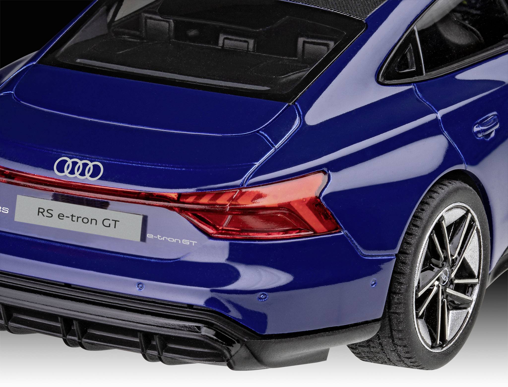 Blå modelbil af Audi RS e-tron GT, set bagfra. Baglygterne, Audi-logoet og modellens navn på skiltet er synlige.