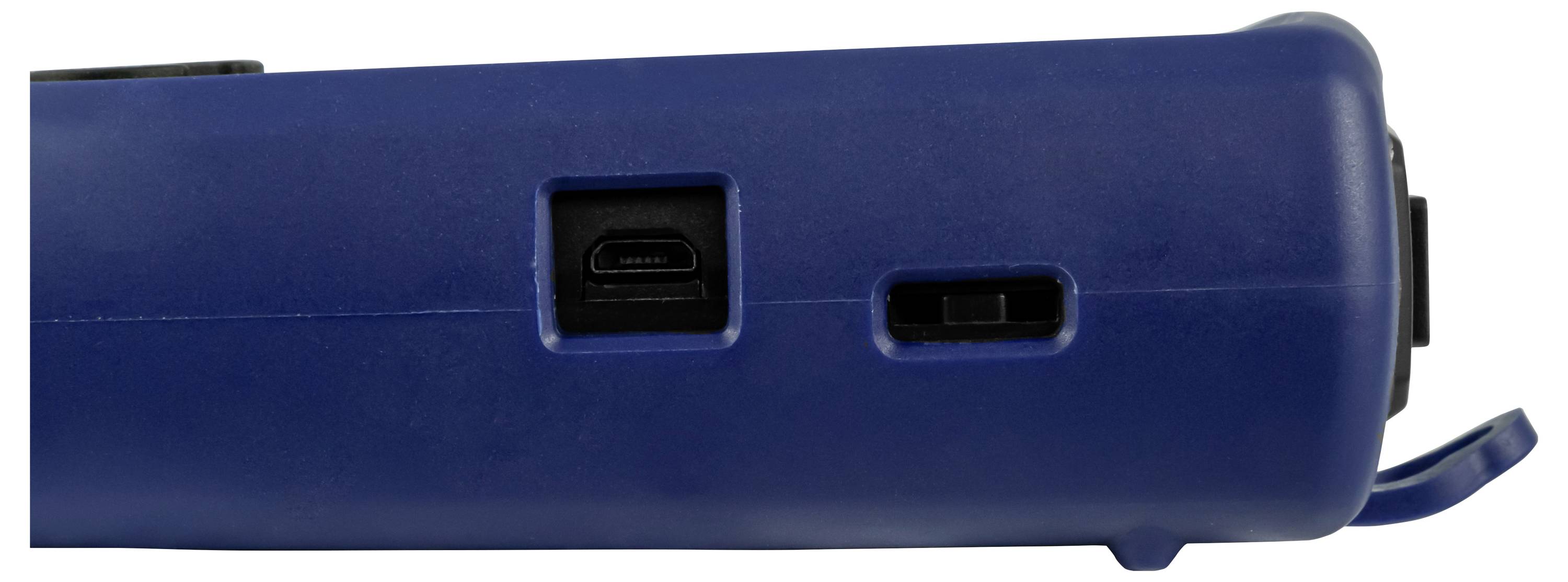 Nærbillede af en blå elektronisk enhed med en USB-port, en lille switch og en fremstikkende kabel eller stik på højre side.