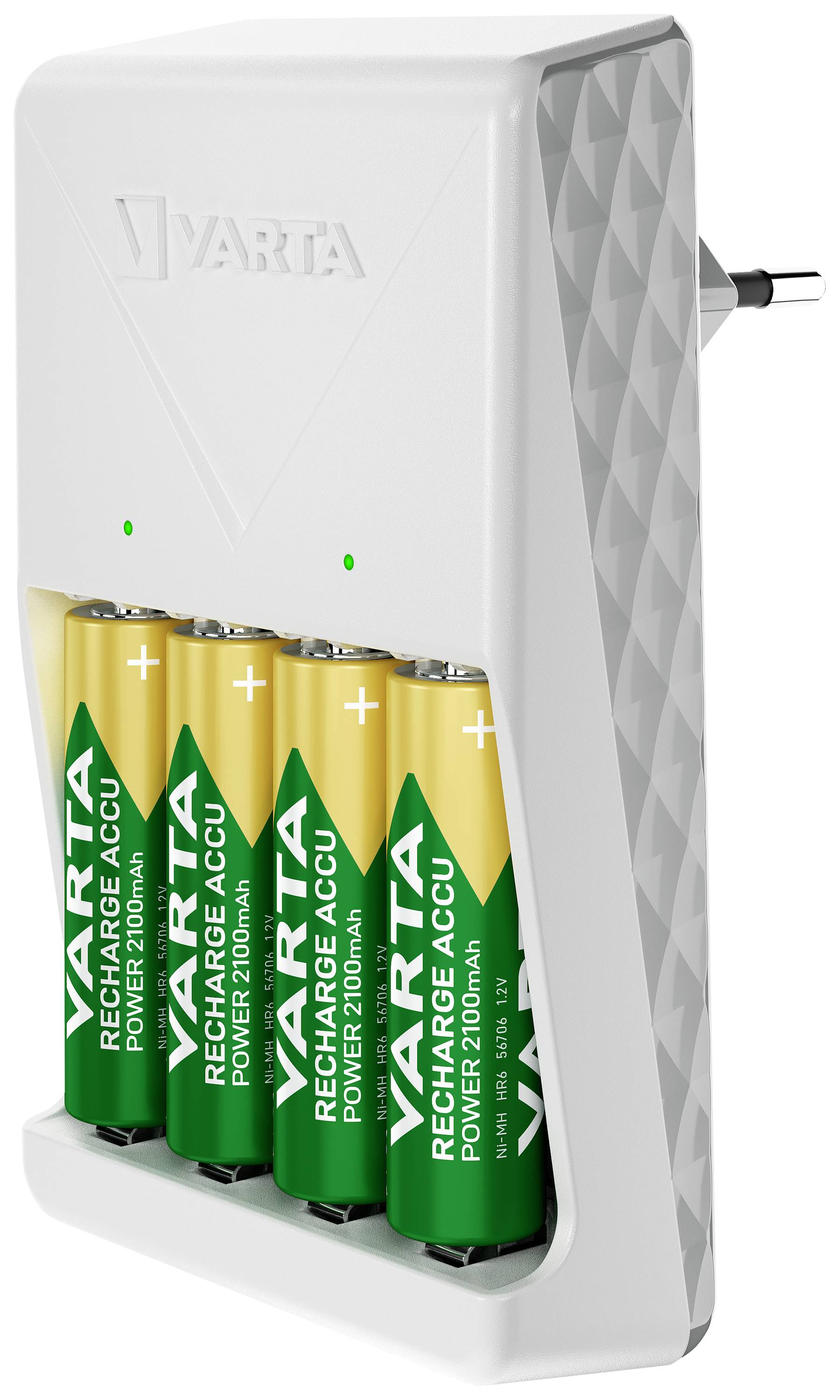 VARTA batterilader med fire indlagte grønne batterier, tilsluttet en stikkontakt. Opladningsindikatoren lyser grøn.