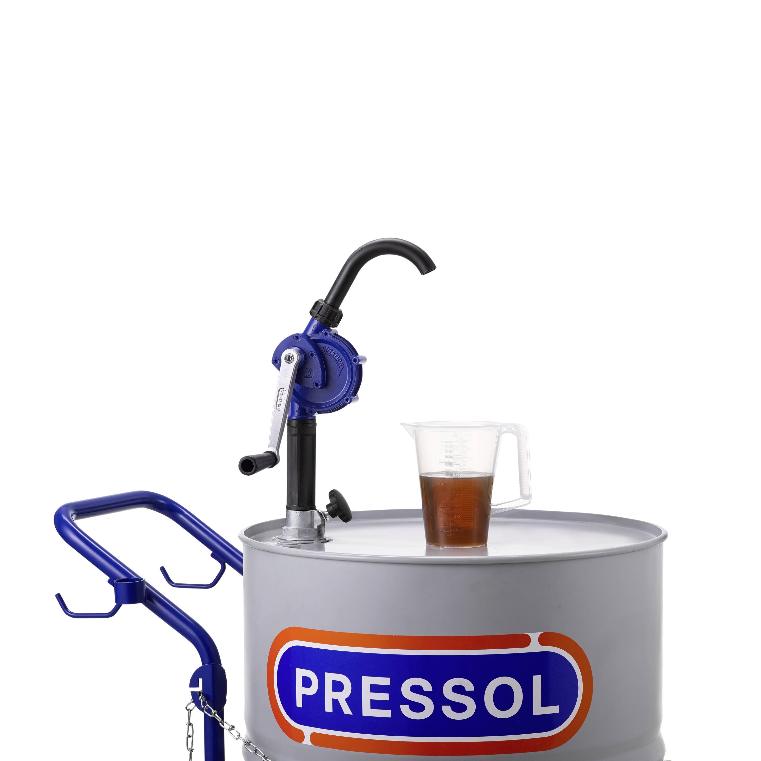 En sølvfarvet tøndevæske med et blåt håndtag og løftearmsmekanisme, monteret på en tønde mærket 'PRESSOL', ved siden af et fyldt glas.