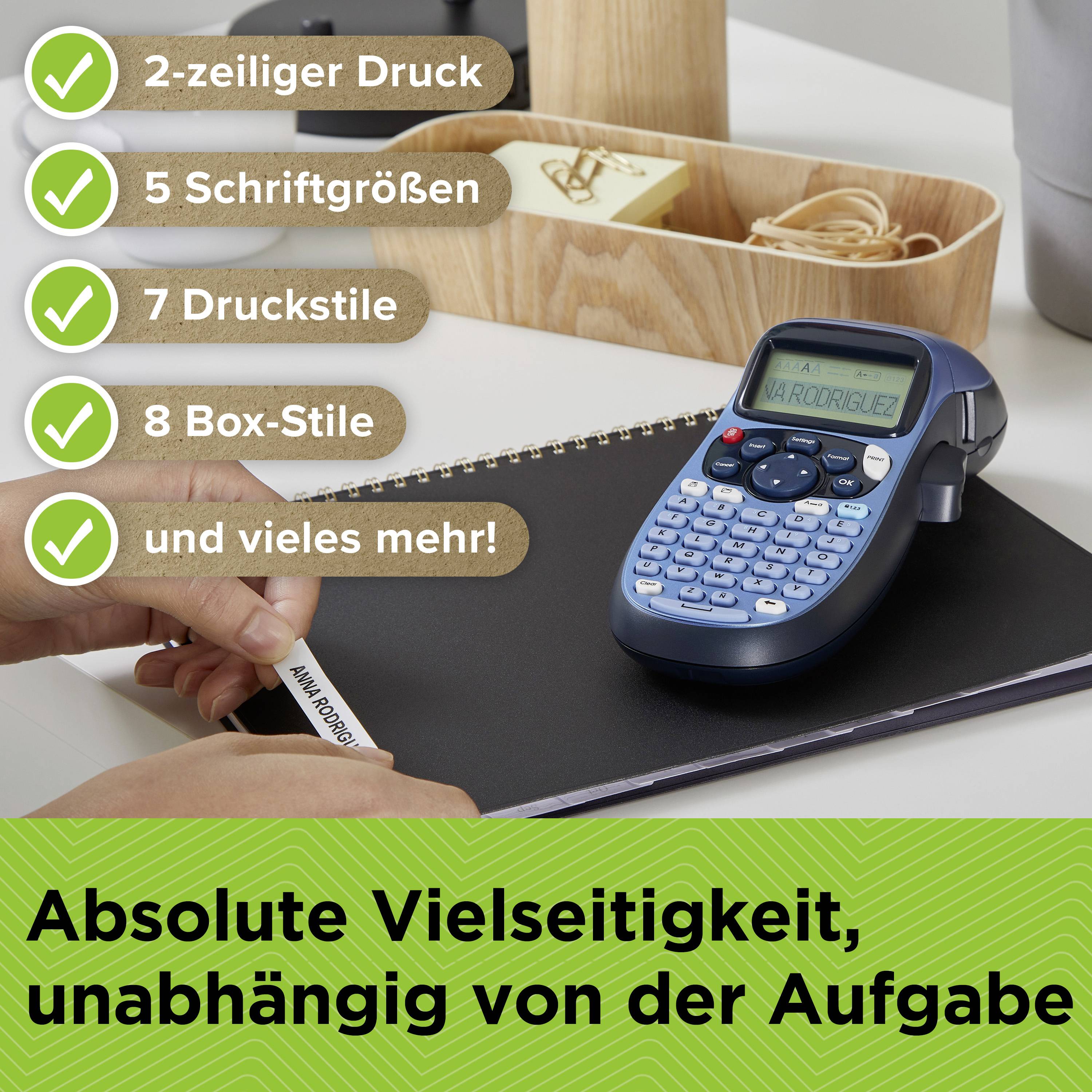 En etiketprinter ligger på en notesbog. Ved siden af er der oplysninger i blå bokse: '2-linjet udskrivning', '5 skriftstørrelser', '7 udskriftsstile', '8 boks-stile'. Nedenunder står der på grøn baggrund: 'Absolut alsidighed, uafhængigt af opgaven'.