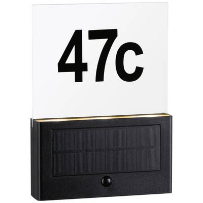 Dørskilt med nummeret 47c, oplyst af solpanel.