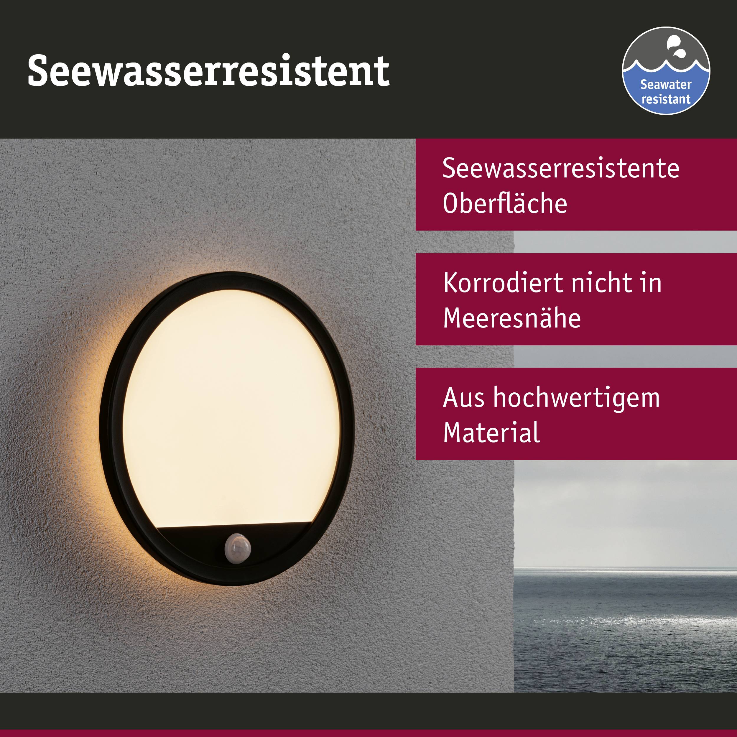 En rund, sort udendørslampe på en væg, beskrevet som 'havvandsresistent'. Ved siden af et billede af havet og tekst om vandbestandighed.
