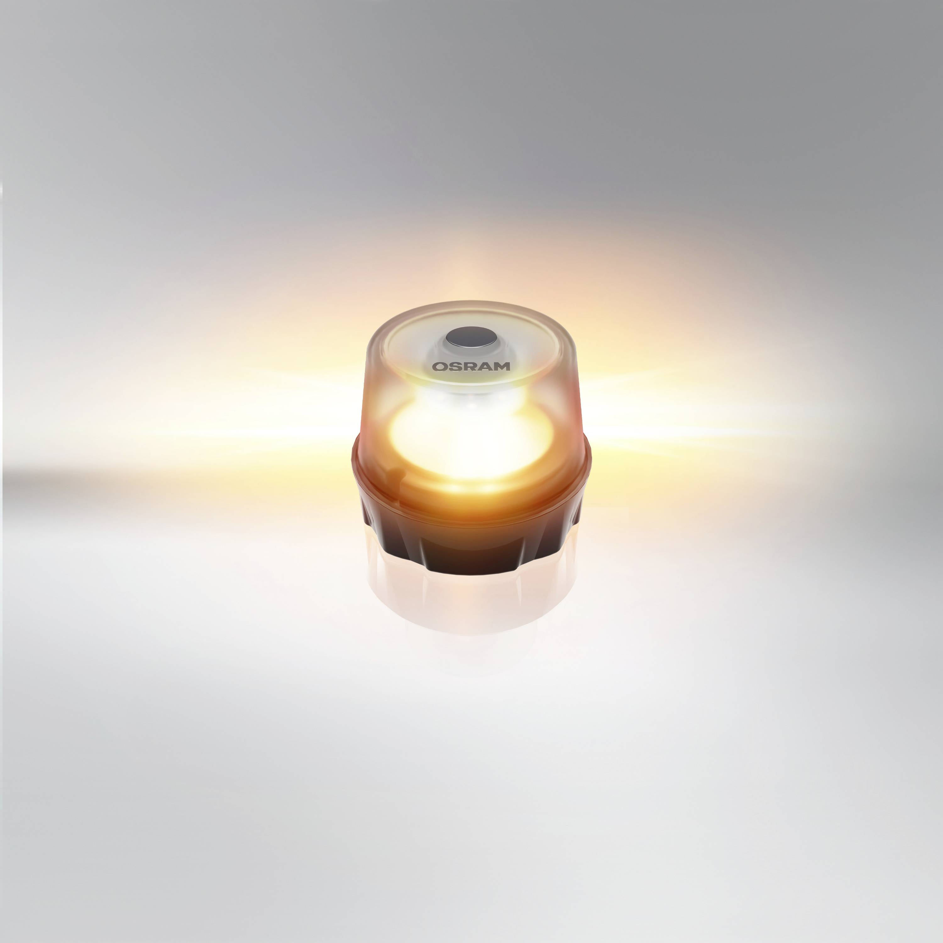 Et rundt OSRAM-lampe lyser klart på en neutral baggrund. Den spreder et varmt, gulligt lys.