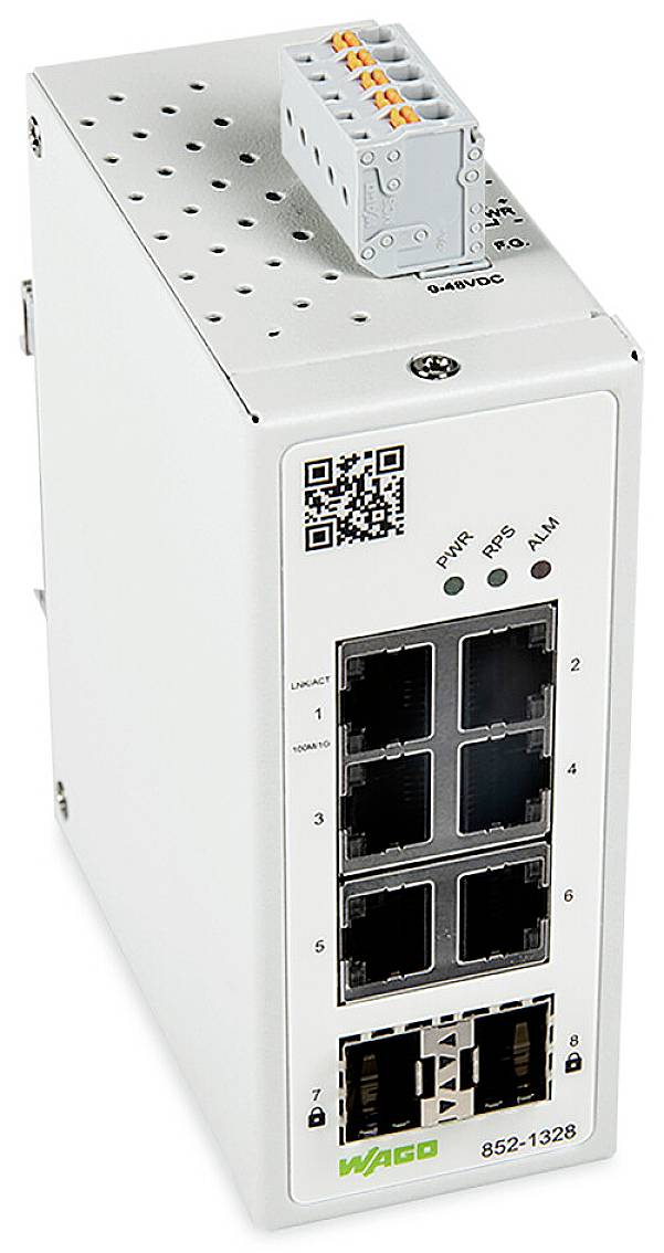 En hvid netværksswitch med flere Ethernet-porte og en QR-kode på forsiden. Øverst er en tilslutningsblok synlig.