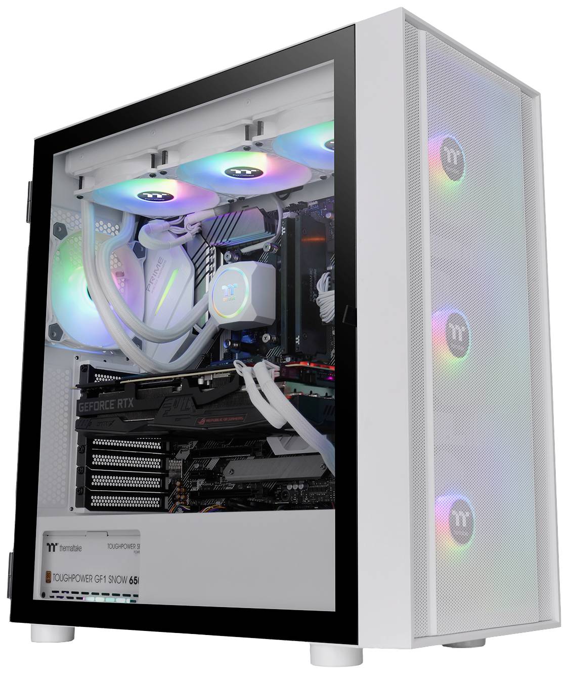 En hvid gaming-computer med et gennemsigtigt sidepanel viser farverige LED-lys indvendigt. Synlige hardwarekomponenter omfatter et grafikkort og blæsere.