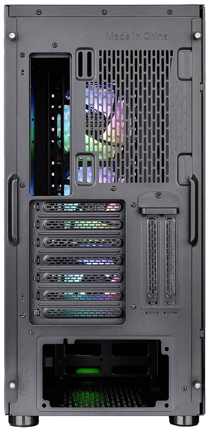 Bagsiden af en computerkappe med synlig RGB-ventilator og flere udvidelsespladser. Øverst står der 'Made in China'.
