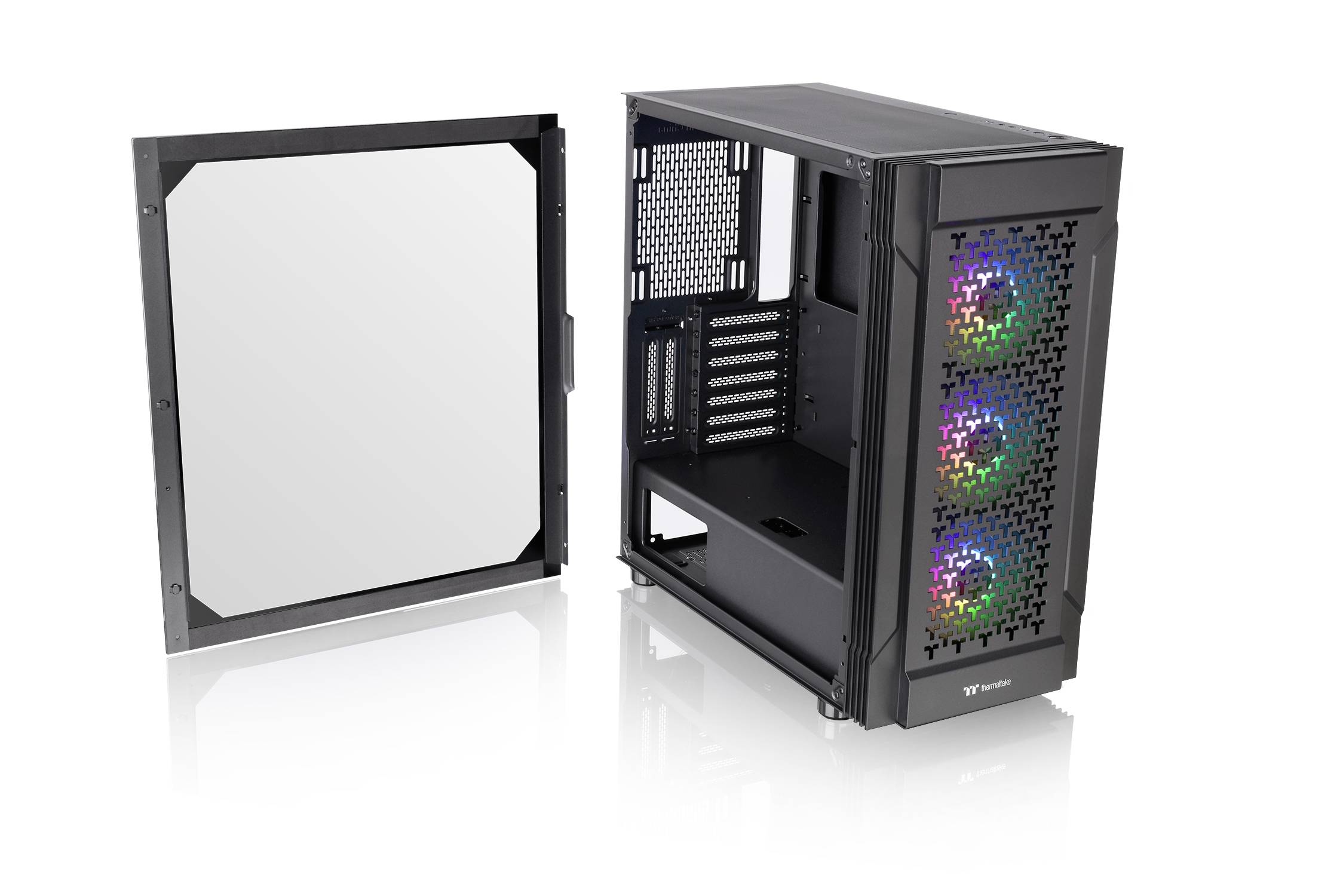 Åbent sort PC-kabinet med transparent sidepanel. Forside med to RGB-blæsere synlige. Kabinettet står på hvid baggrund.