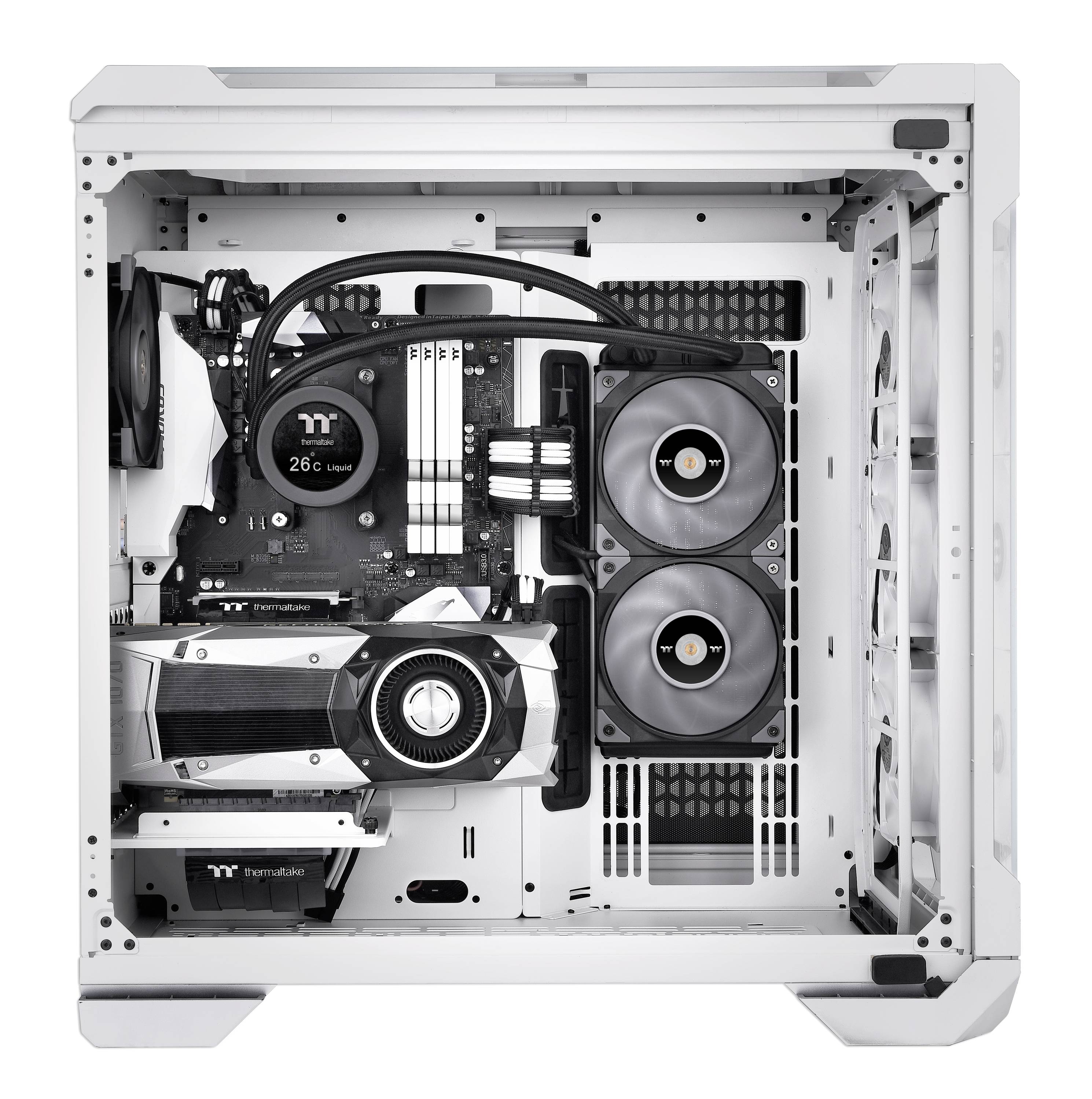 Et åbnet computeretui viser intern hardware, herunder to blæsere, et grafikkort og en køleenhed.
