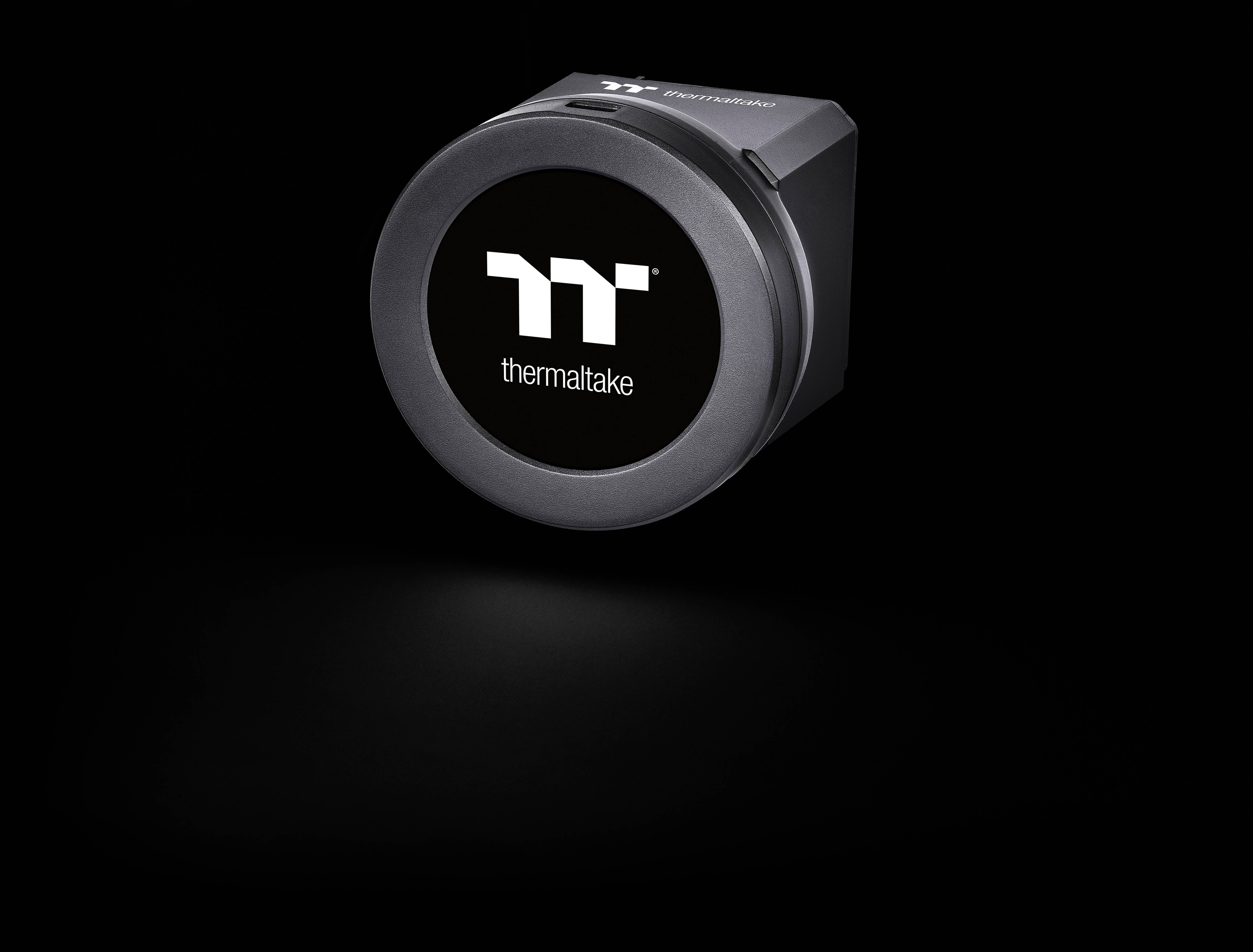 Et Thermaltake-apparat med en rund, sort skærm viser Thermaltake-logoet på en sort baggrund.