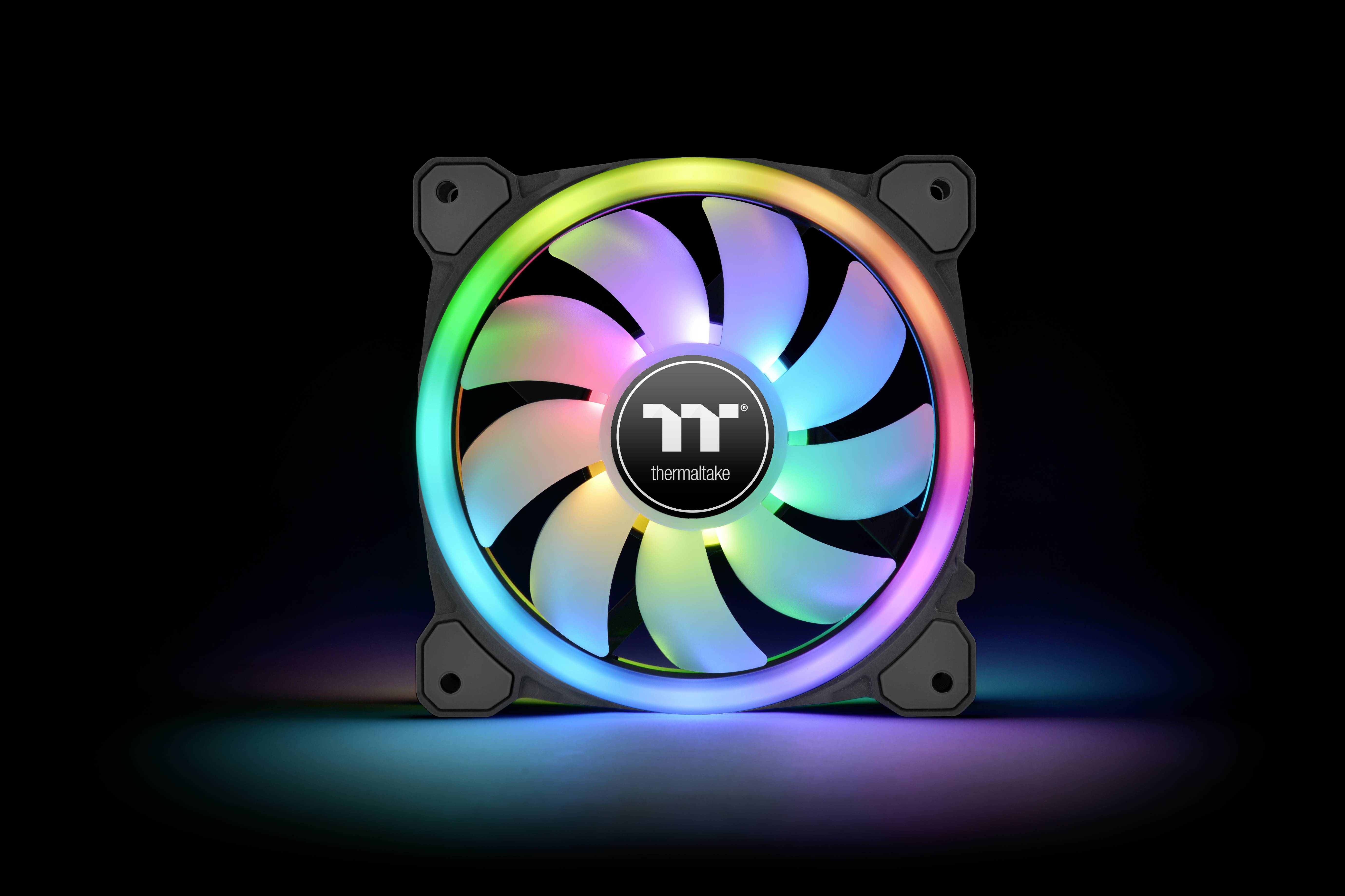 Computerblæser i sort med lysende RGB-lys. Mærkelogo synligt i midten. Ventilatorblades belyst i regnbuens farver.