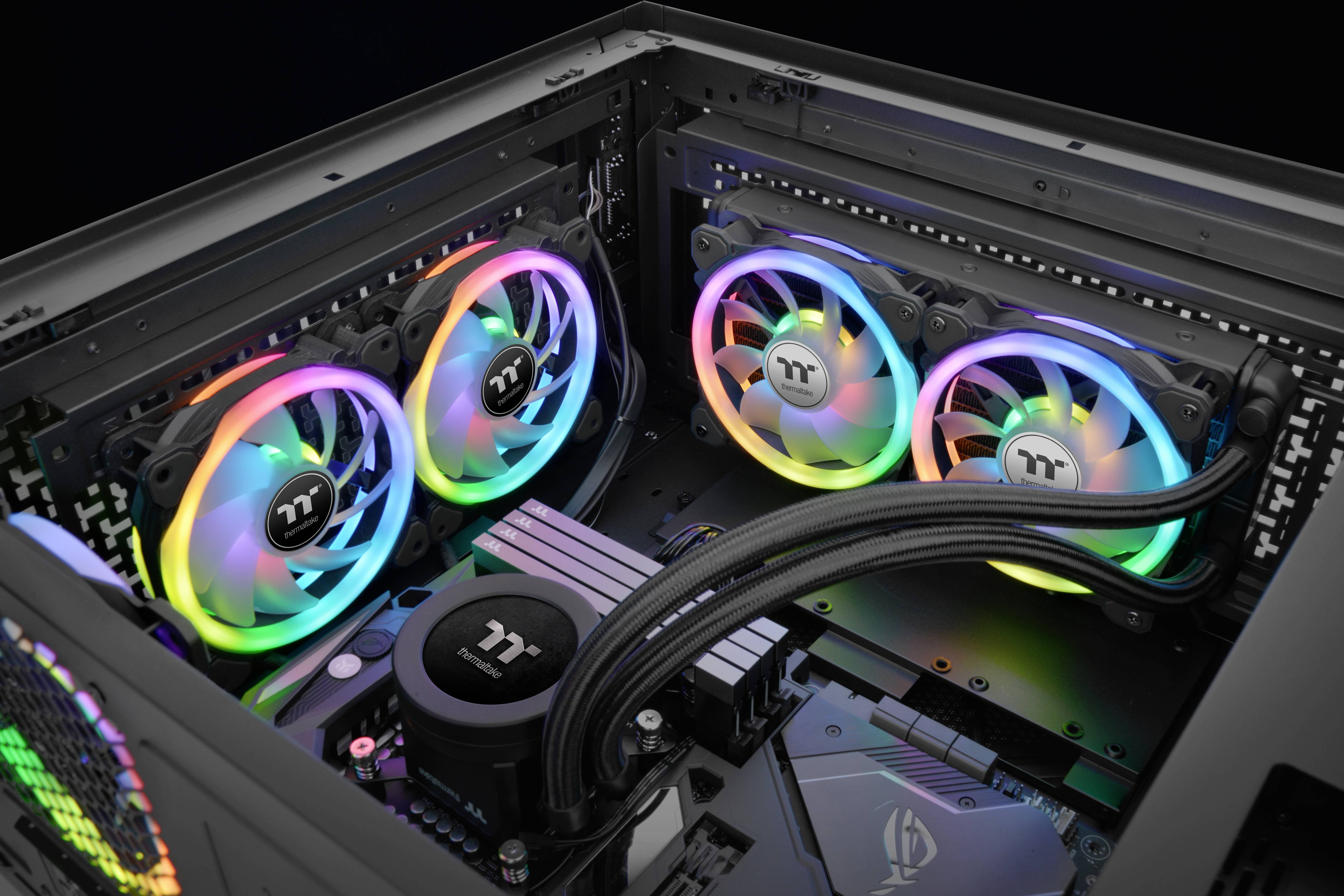 Gaming-PC med RGB-belyste kølere, viser den indvendige side af en computer med to triple ventilationssæt og RGB-belysning.