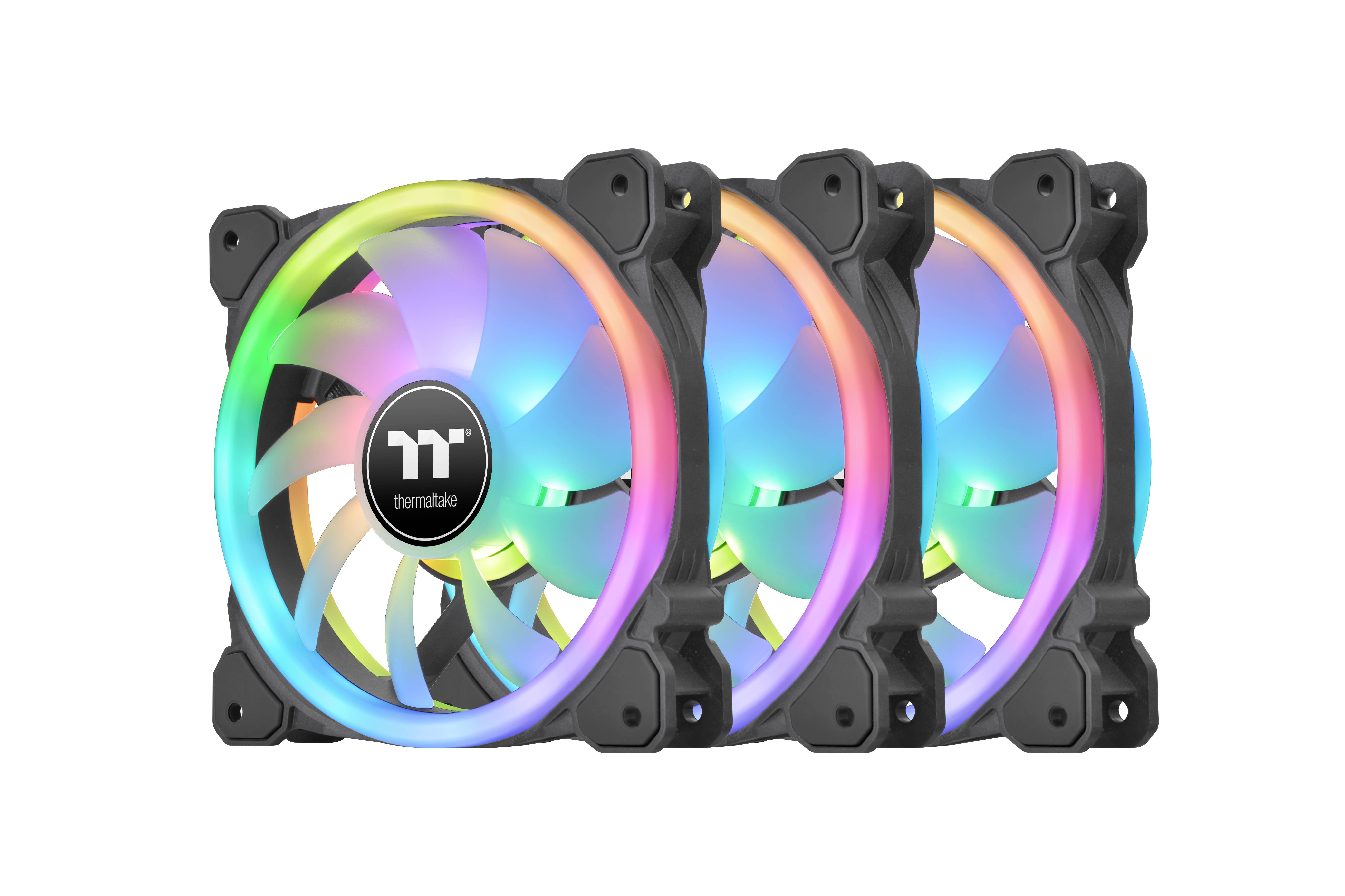 Tre RGB-computervifter med lysende LED-ringe, der er placeret ved siden af en iøjnefaldende logoindskrift midt på vifterne.