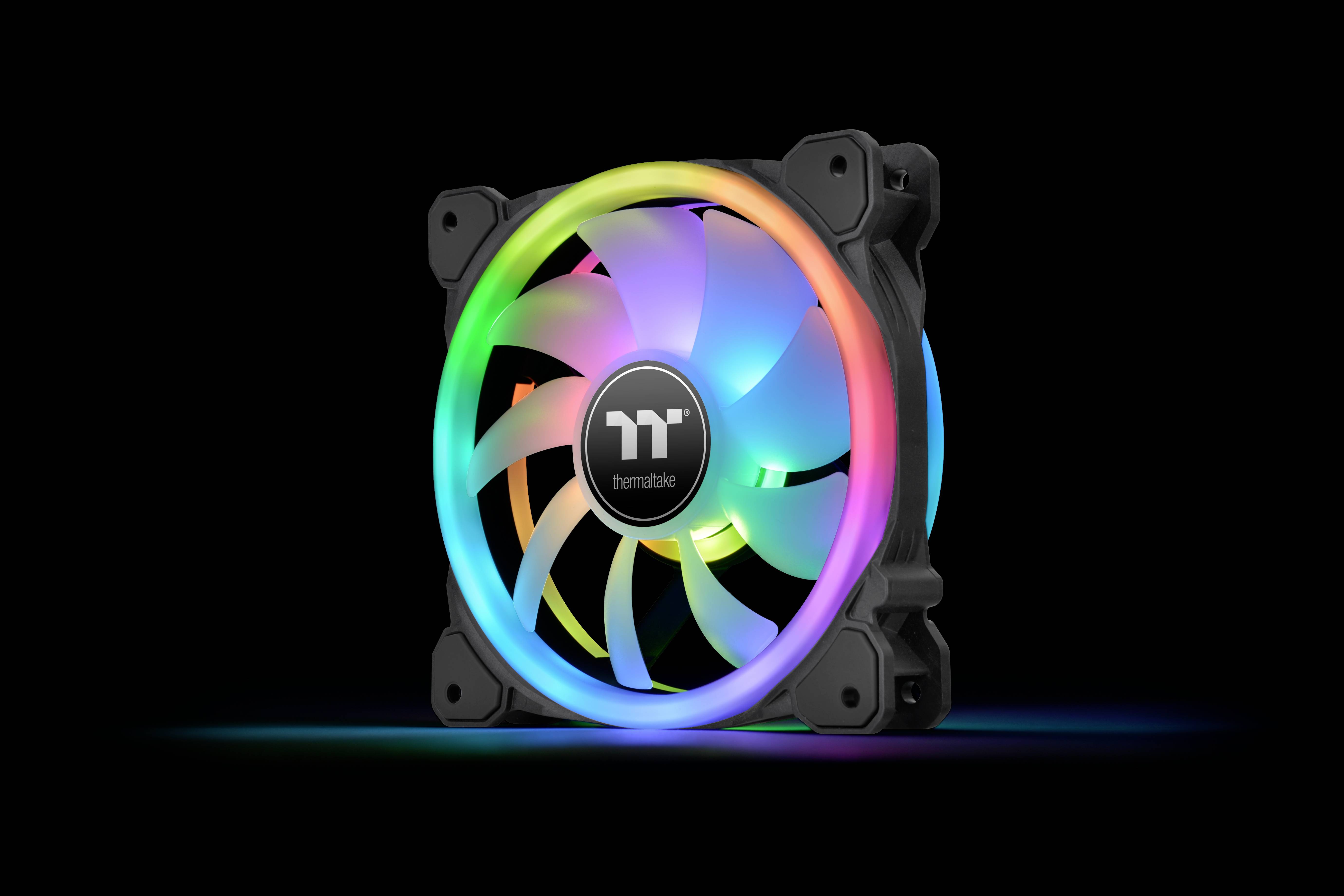PC-blæser med RGB-LED'er, der lyser i forskellige farver. Ventilator placeret på sort baggrund.