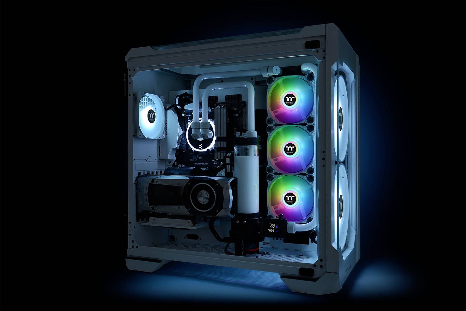 En åben gaming-pc med vandkølingssystem og lysende RGB-blæsere for bedre køleydelse.