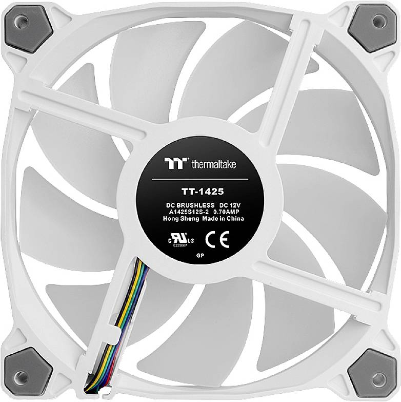En hvid computerkøler fra Thermaltake med en etiket i midten. Ventilatoren har flere blade og er indrammet hele vejen rundt.
