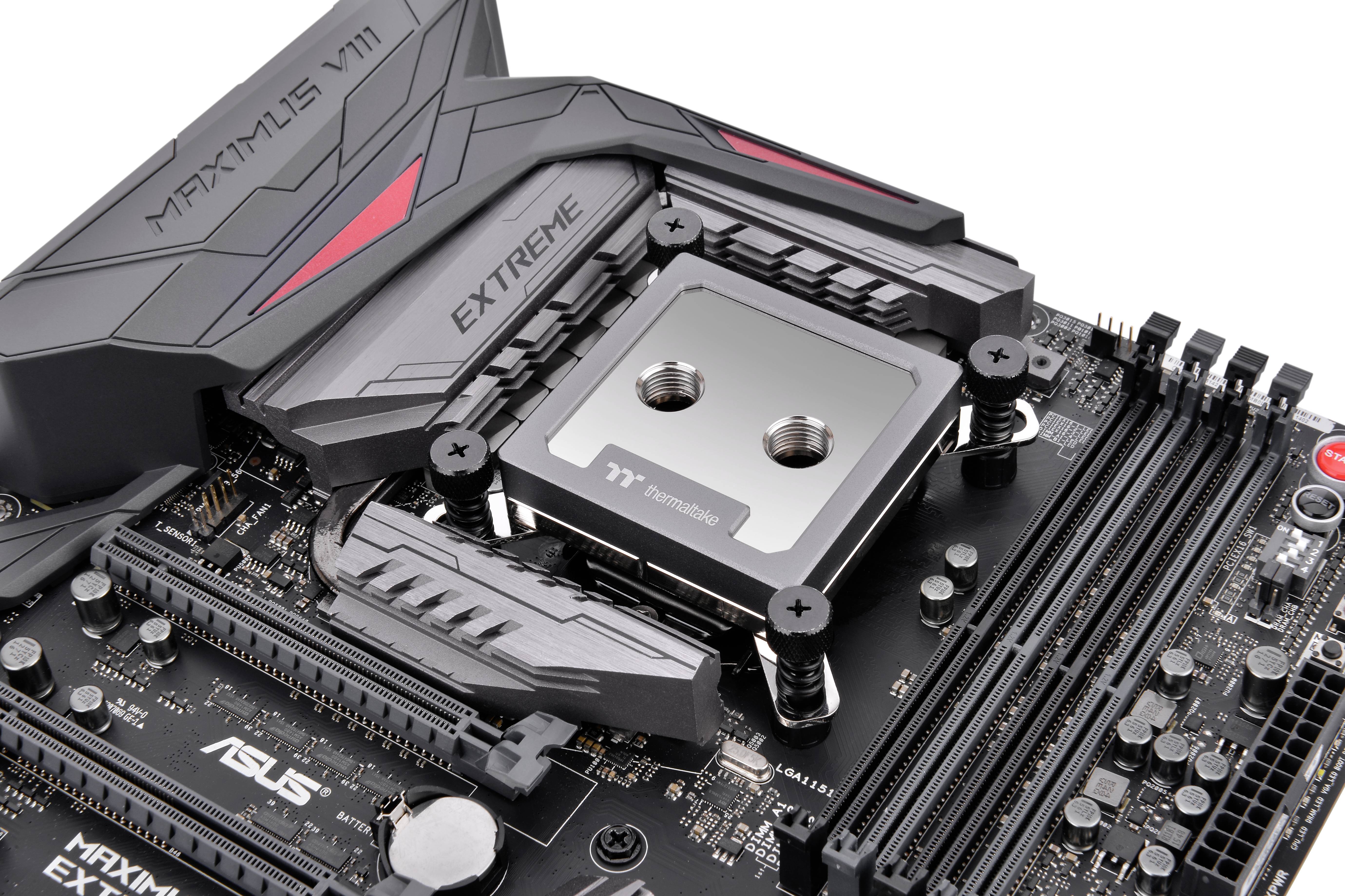 Bundkort med vandkølet CPU-sokkel på et ASUS Maximus VIII Extreme. Køleadgange og RAM-slots er synlige.