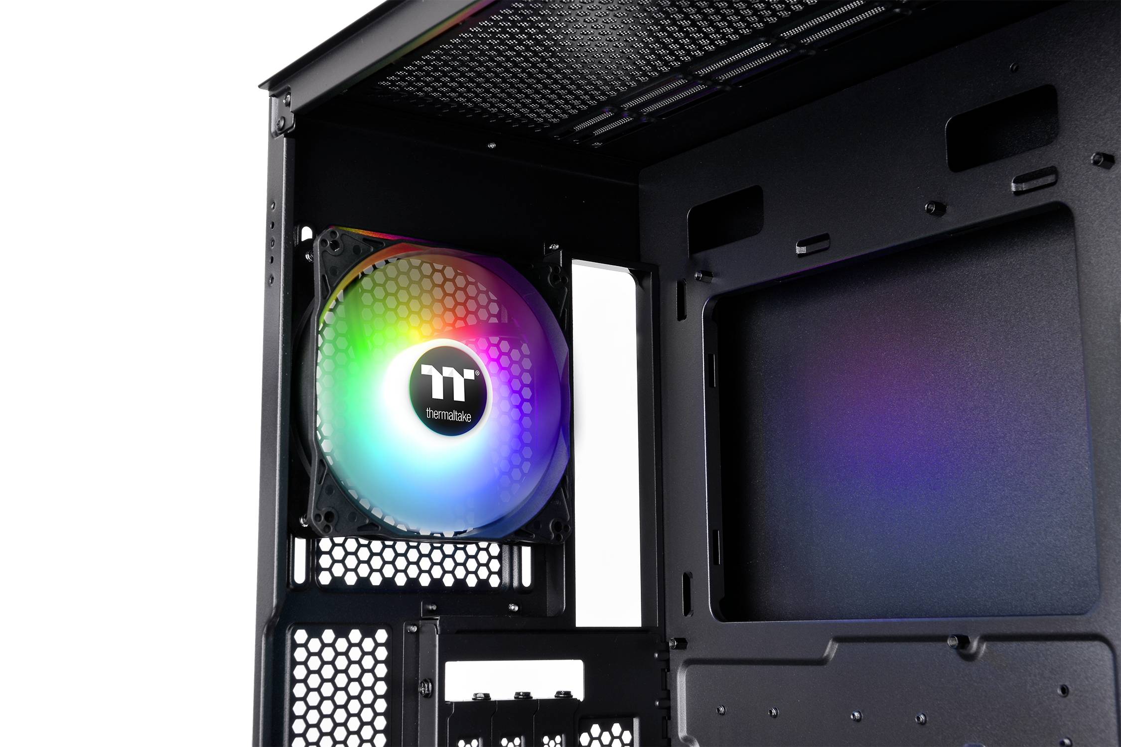 Et computerkabinettet viser en installeret RGB-ventilator. Den belyser kabinettets indre med lysende farver.