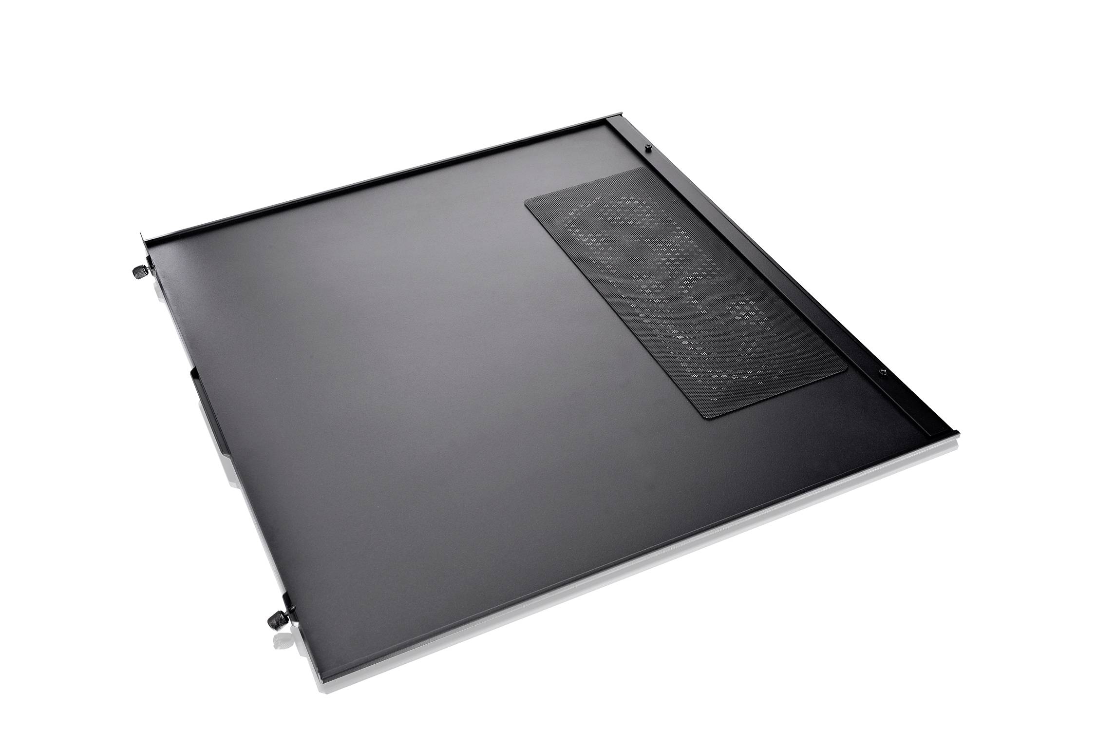 Sort computersidepanel med ventilationsgitter øverst til højre, som beskytter og ventilerer dele af de integrerede komponenter.