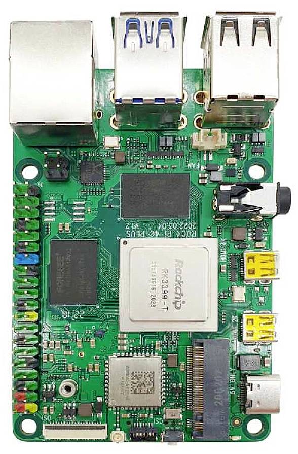 Et grønt printkort med computerdele, forsynet med forskellige stik og chips. Indeholder USB-porte og Ethernet-interface.