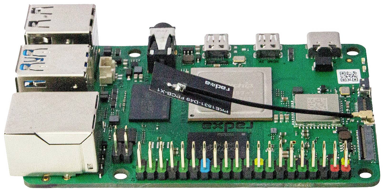 Et grønt printplade med forskellige tilslutninger, herunder flere USB-porte og Ethernet-forbindelser, typisk for en enkortcomputer.