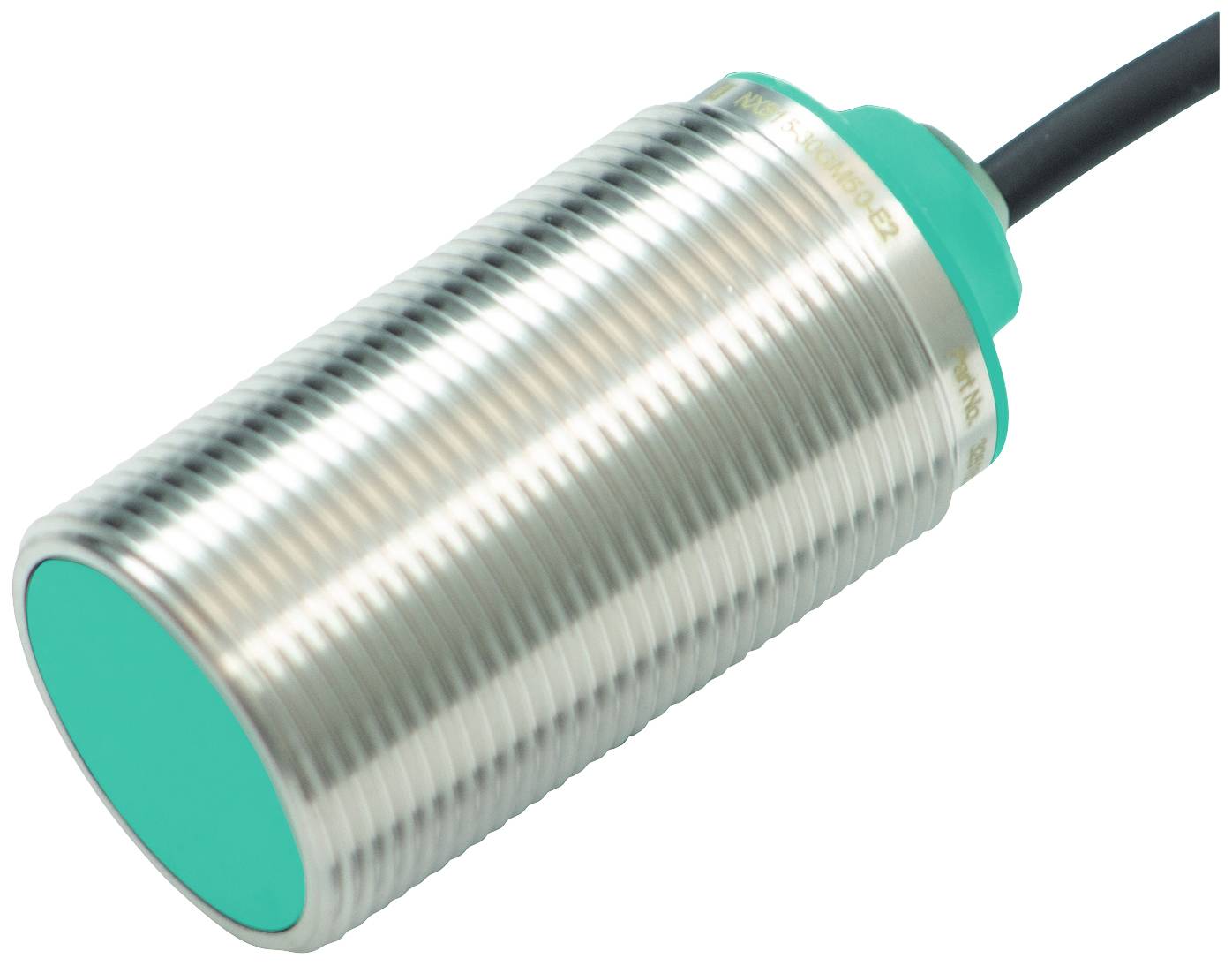 Cylindrisk nærhedssensor med riflet hus og kabel. Egnet til industrielle anvendelser til objektregistrering.